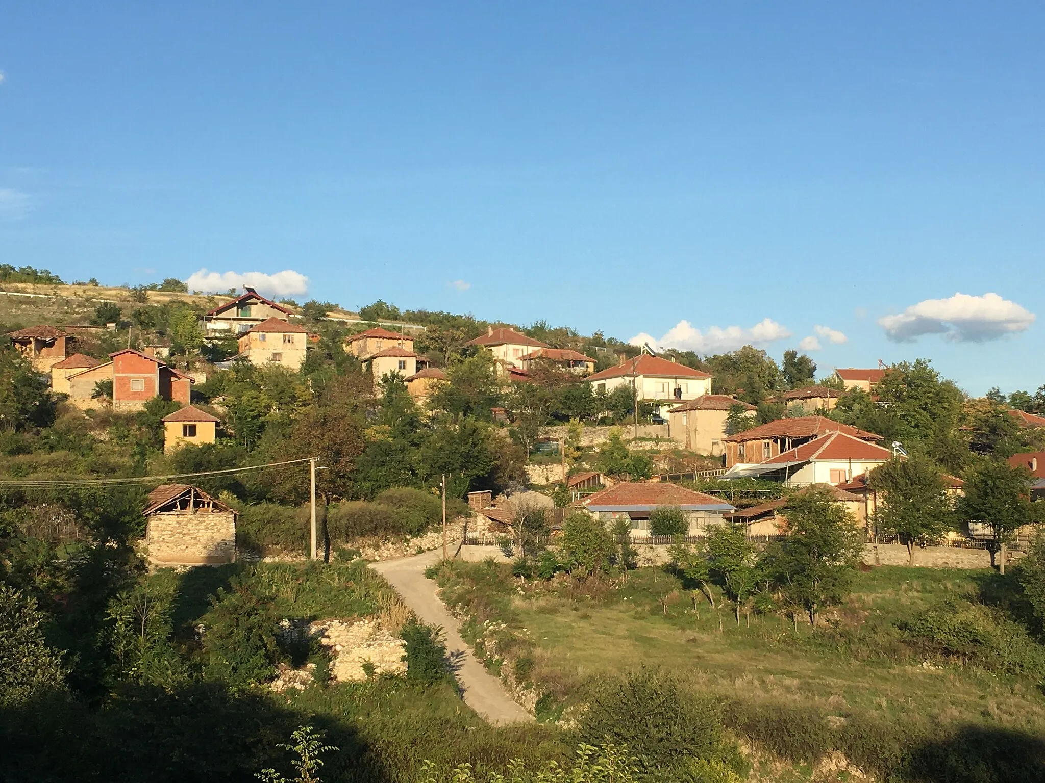 Photo showing: A view of the village of Beli