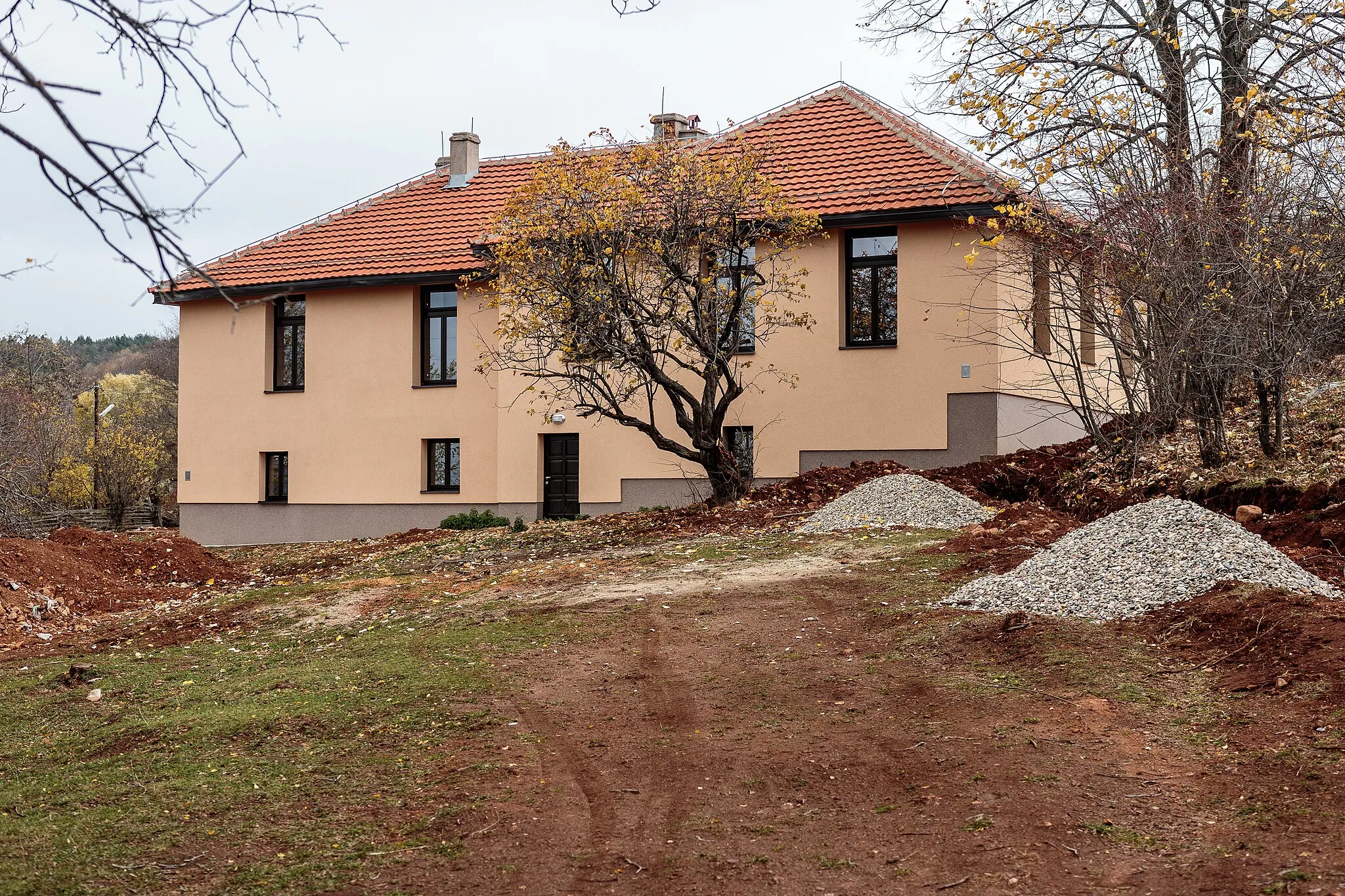 Photo showing: Primary school in the village of Negrevo, Maleševija, Macedonia