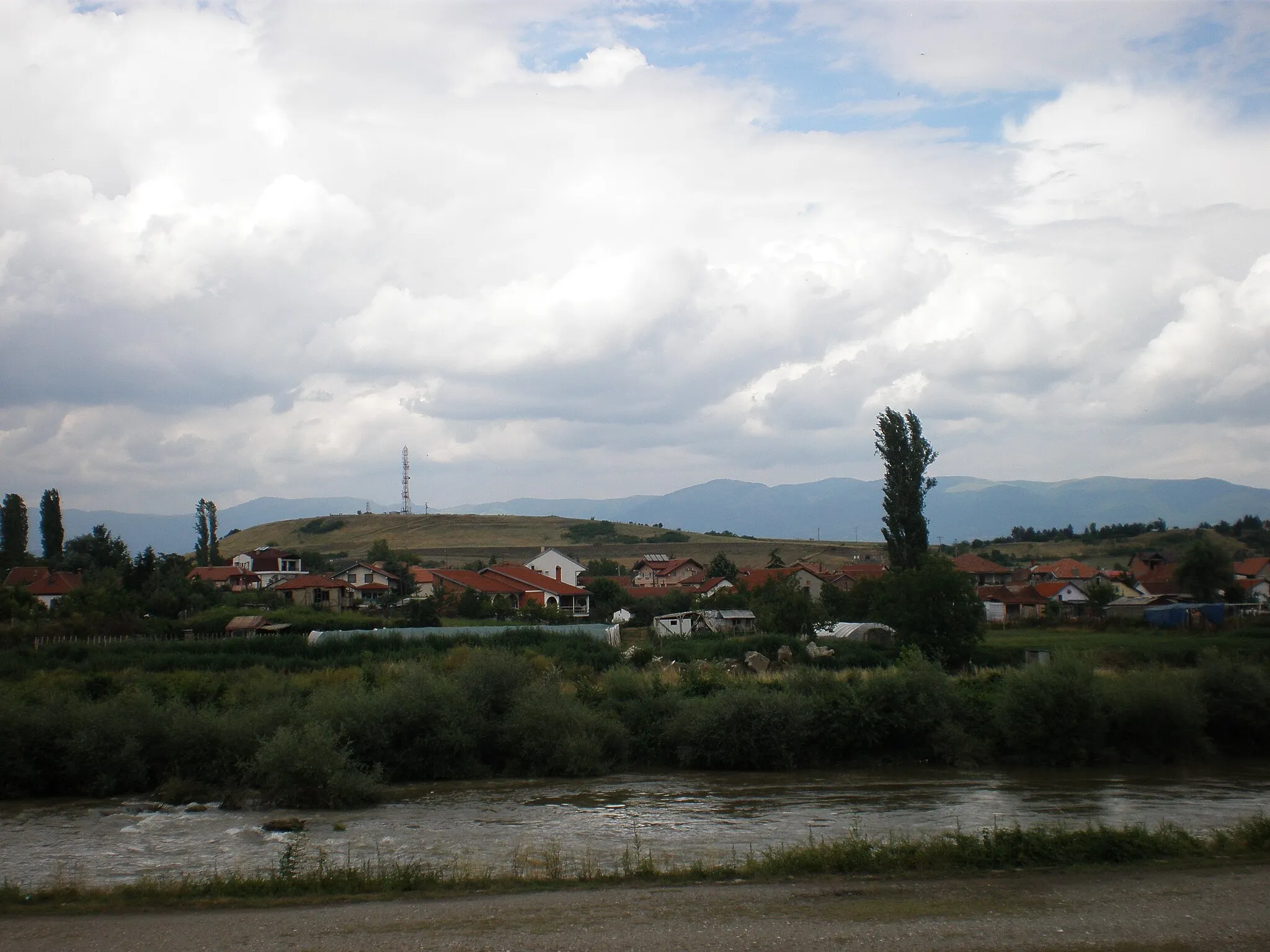 Photo showing: View of village of Zlokukjani from river Vardar bank