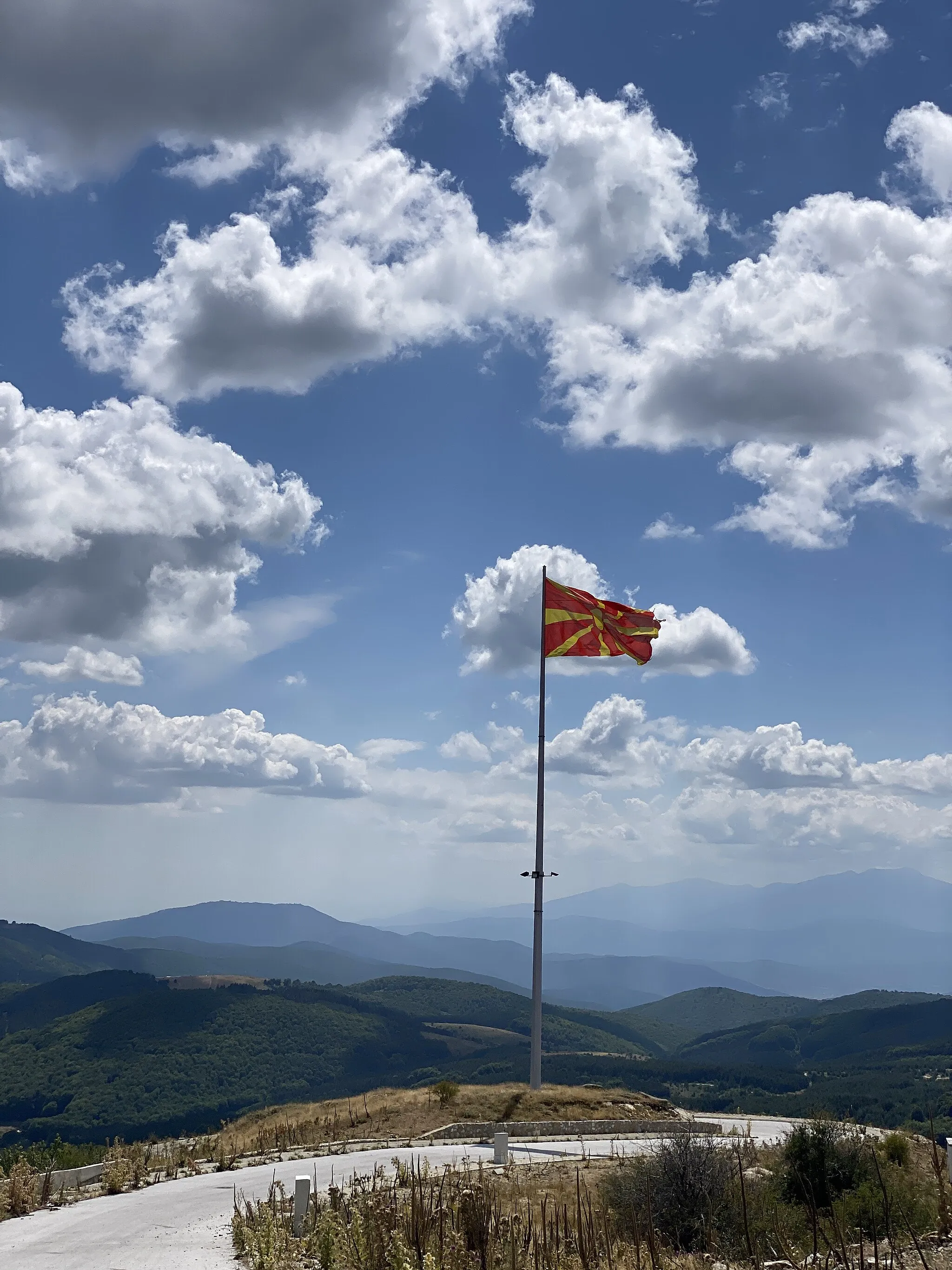 Photo showing: A mast with the flag of Macedonia near the Kruševo Cross