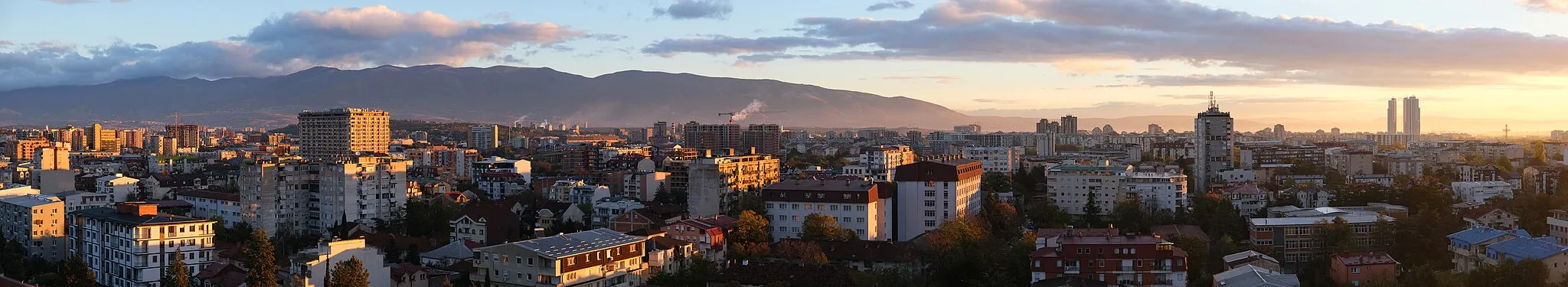 Photo showing: Panoramic view of Skopje. Kisela Voda in the foreground.