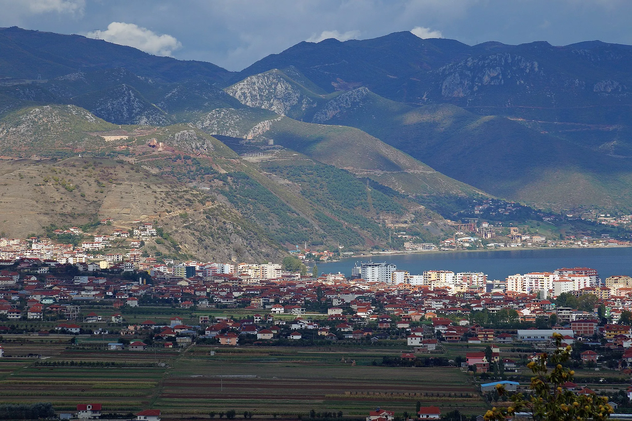 Photo showing: Pogradec at Lake Ohrid in Albania seen from South (Qafë Plloçë – Plloça-Pass)