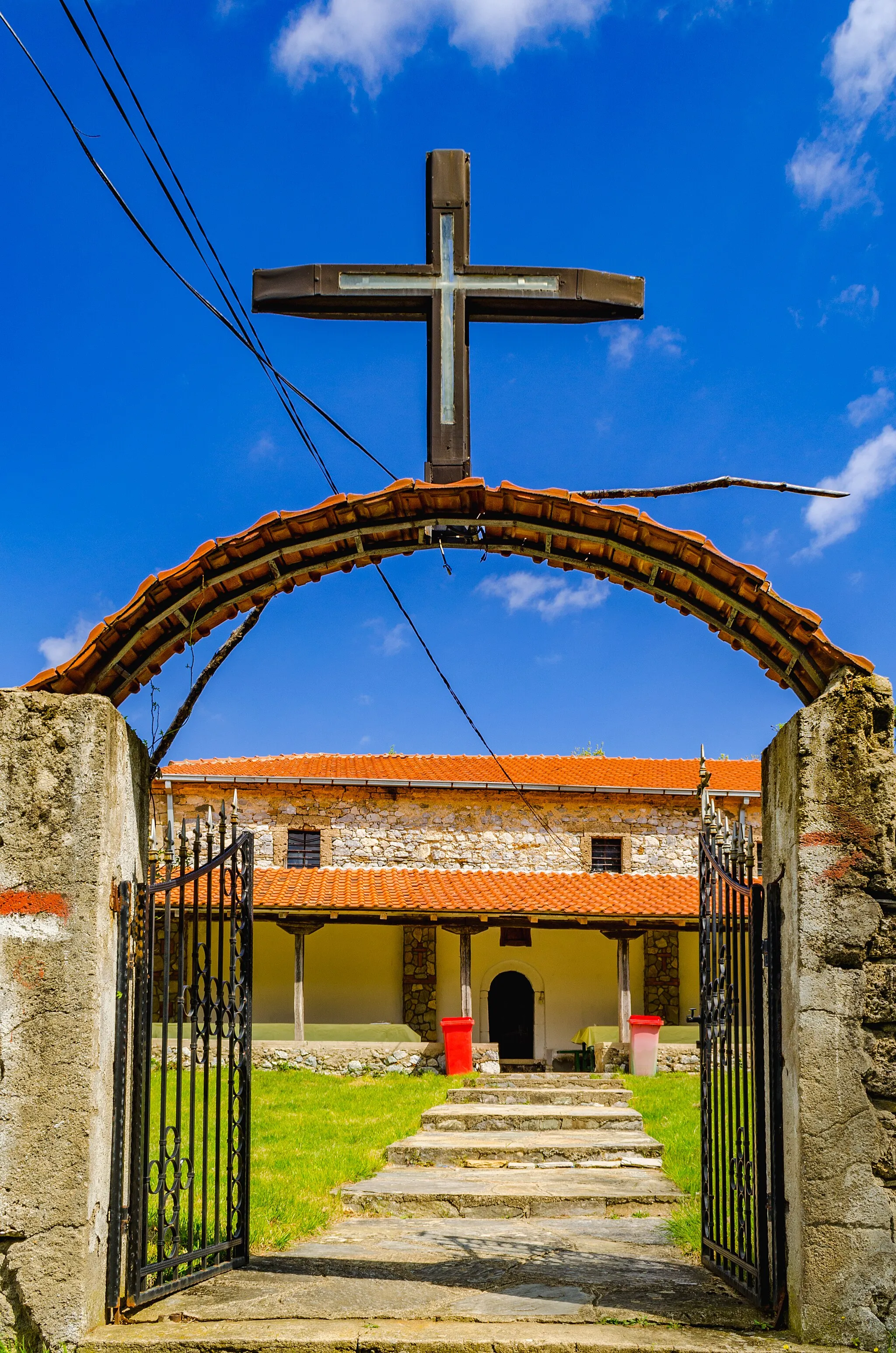 Photo showing: Entrance of St. Pantaleon's Church in the village Huma