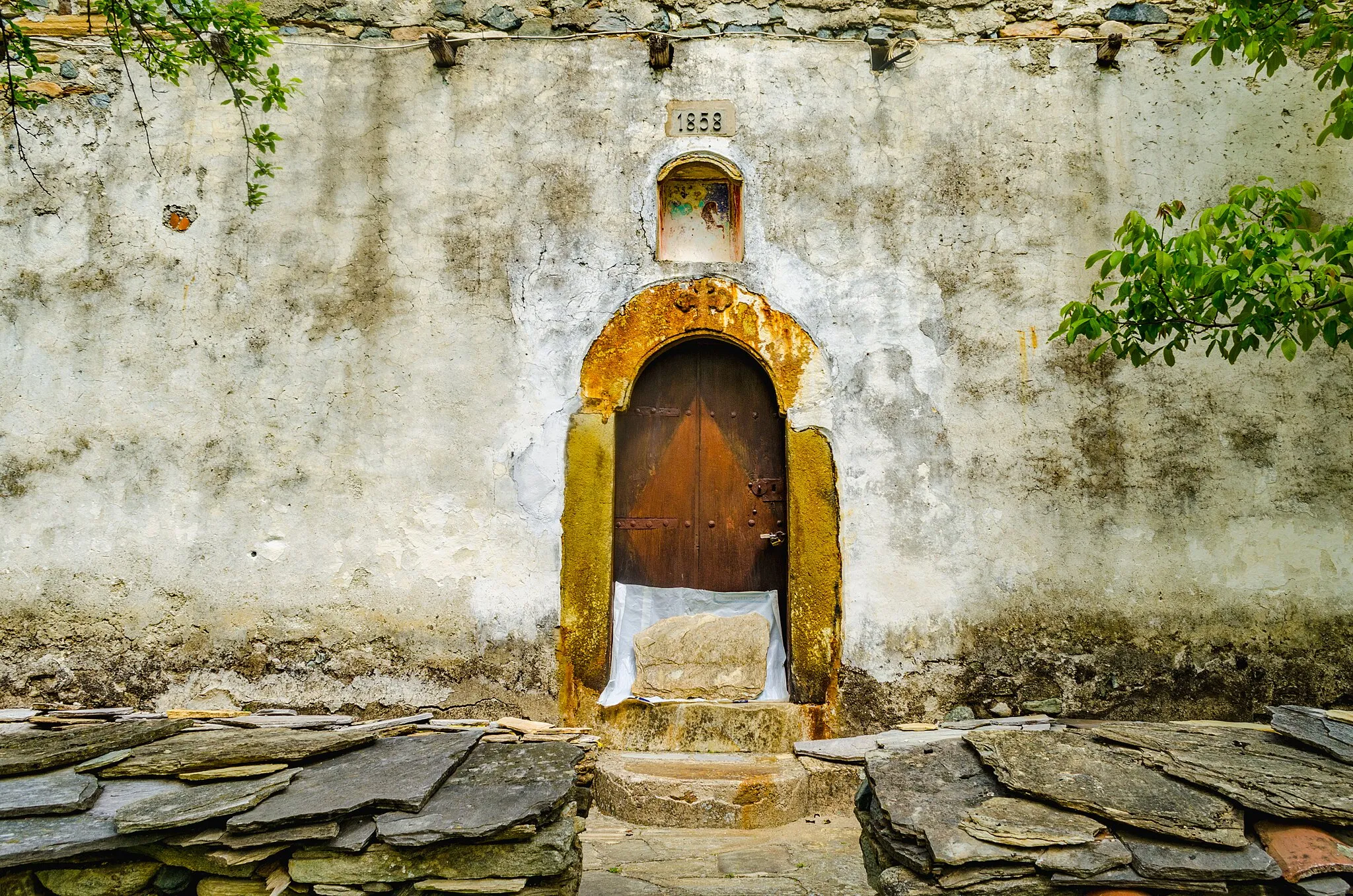 Photo showing: Entrance of the St. Demetrius Church in the village Konsko