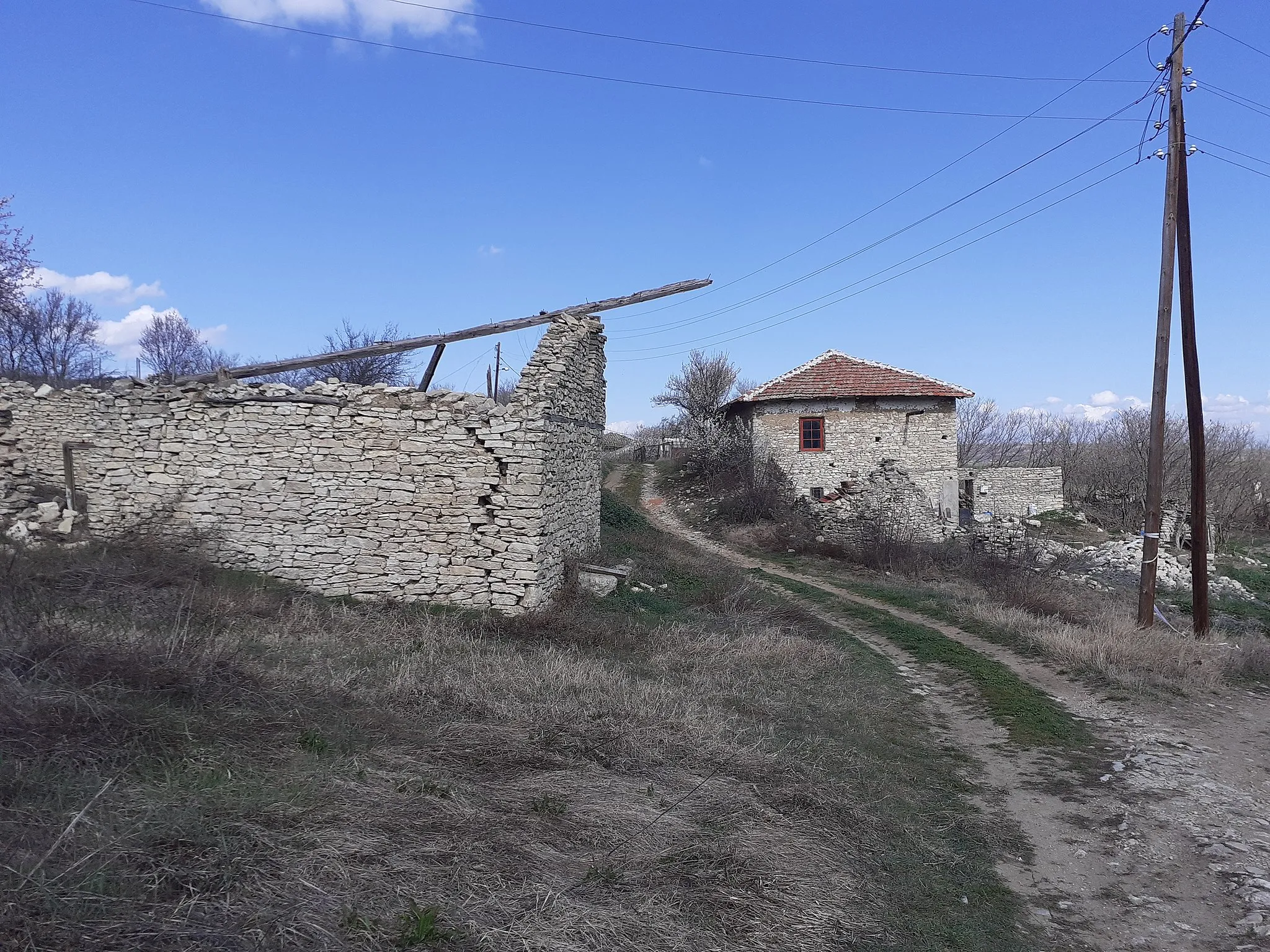 Photo showing: Old houses in village of Lugunci in Veles Municipality, Macedonia