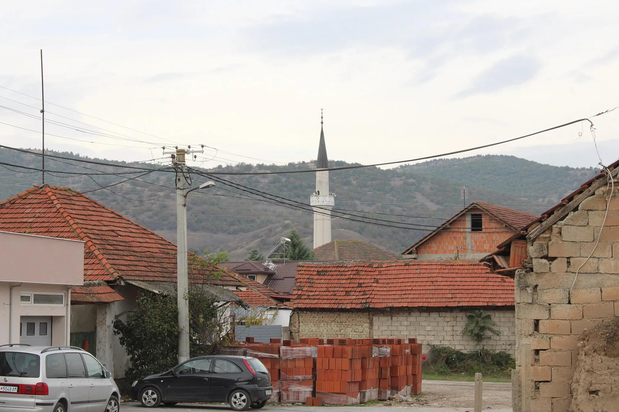 Photo showing: The central part of Sredno Konjari and the minaret of the local mosque.