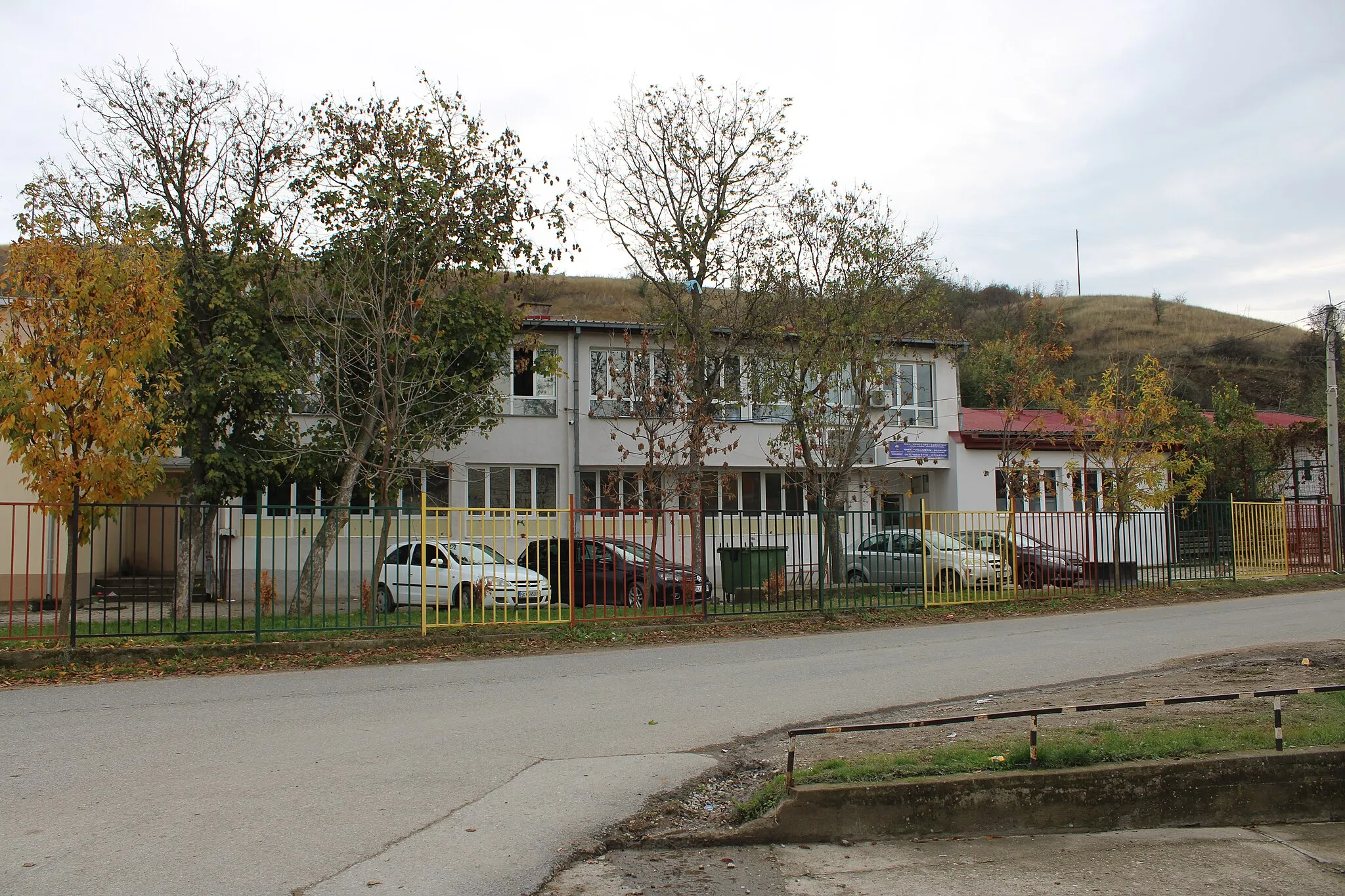 Photo showing: The Brotherhood & Unity Municipal Elementary School in Sredno Konjari, Petrovec Municipality.