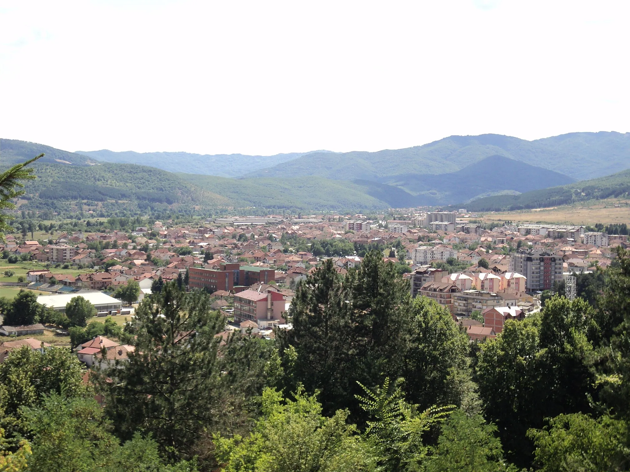 Photo showing: Pogled na južni deo grada Kičeva sa vrha brda Kitino kale