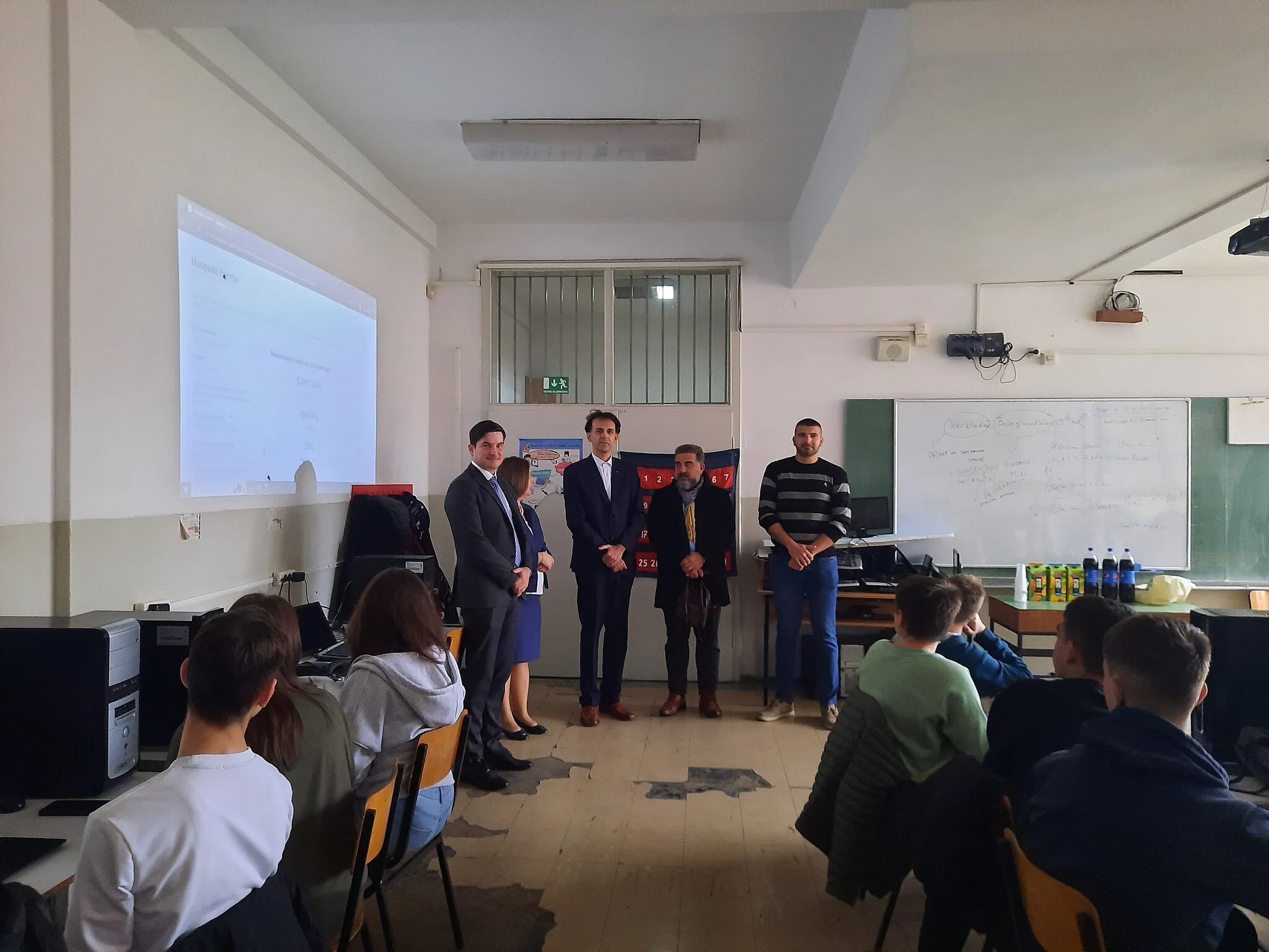 Photo showing: The workshop within the Students Mentorship project by Shared Knowledge user group at the Mirče Acev Elementary School, Ǵorče Petrov Municipality, Macedonia.