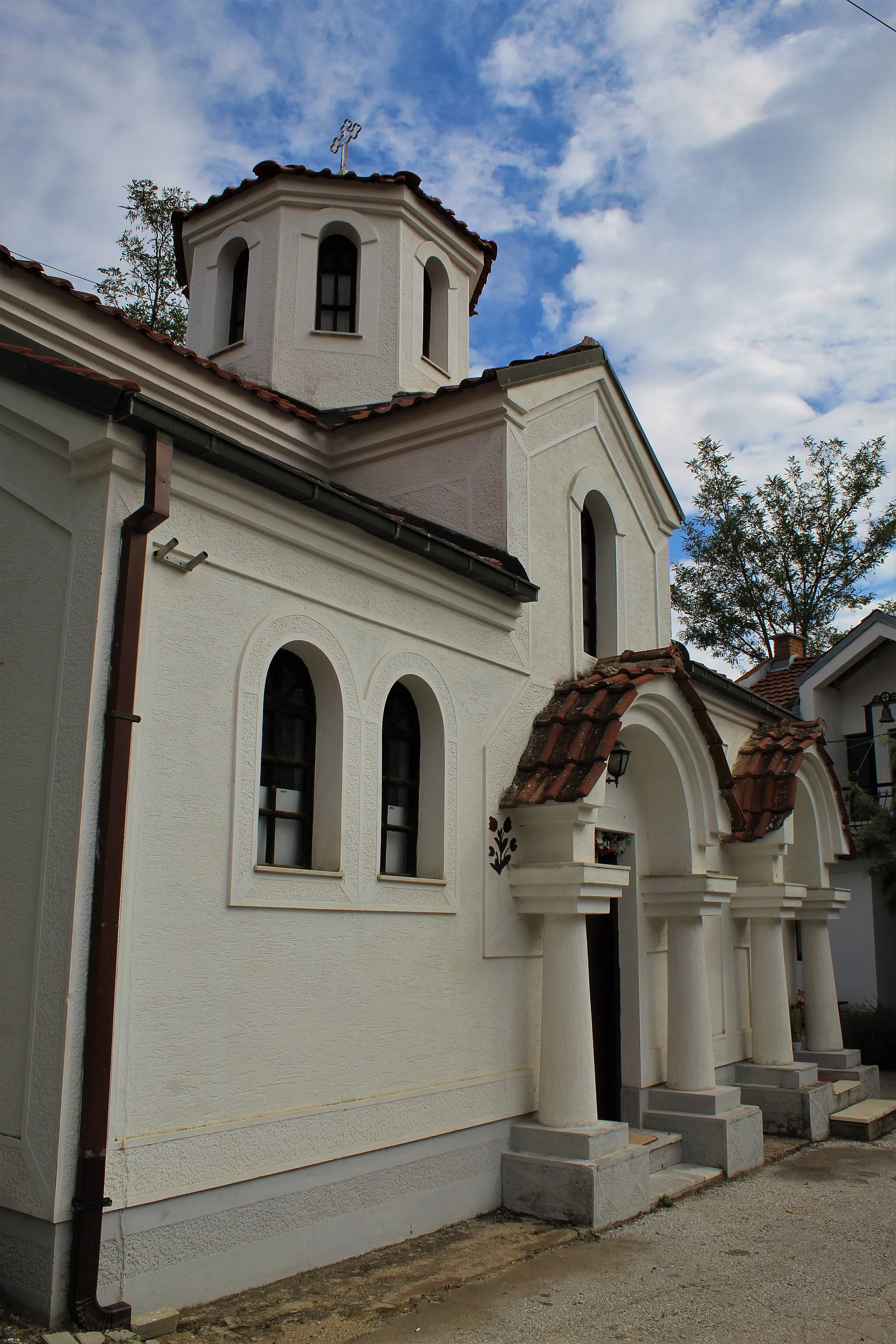 Photo showing: The side facade of the Saint Pantaleon Church, Bitola. View from south. Located on Studentska Street near the Kočo Racin Student Dormitory.