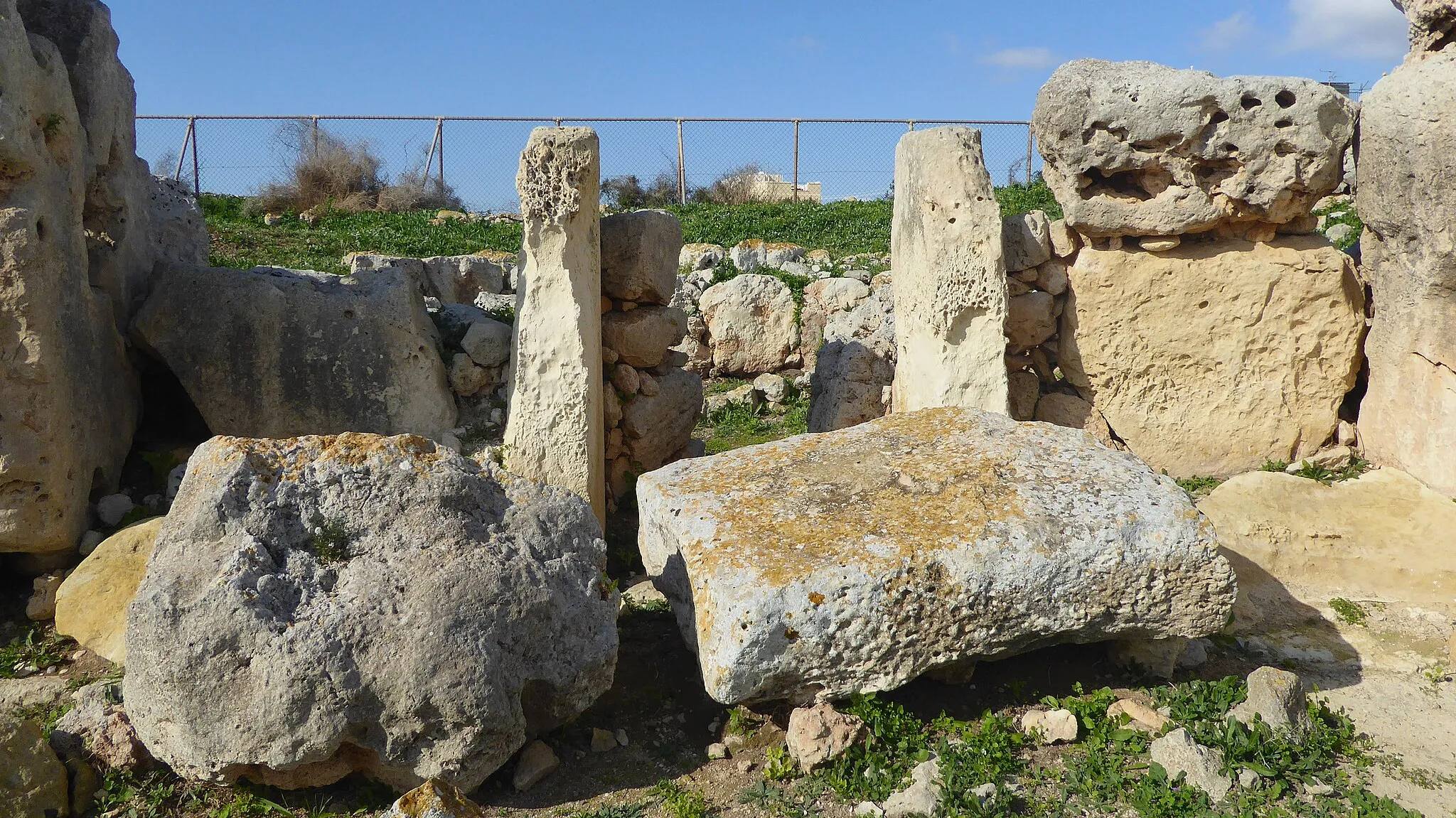 Photo showing: The central focal point of the southern Skorba Temple near Mgarr in Malta.