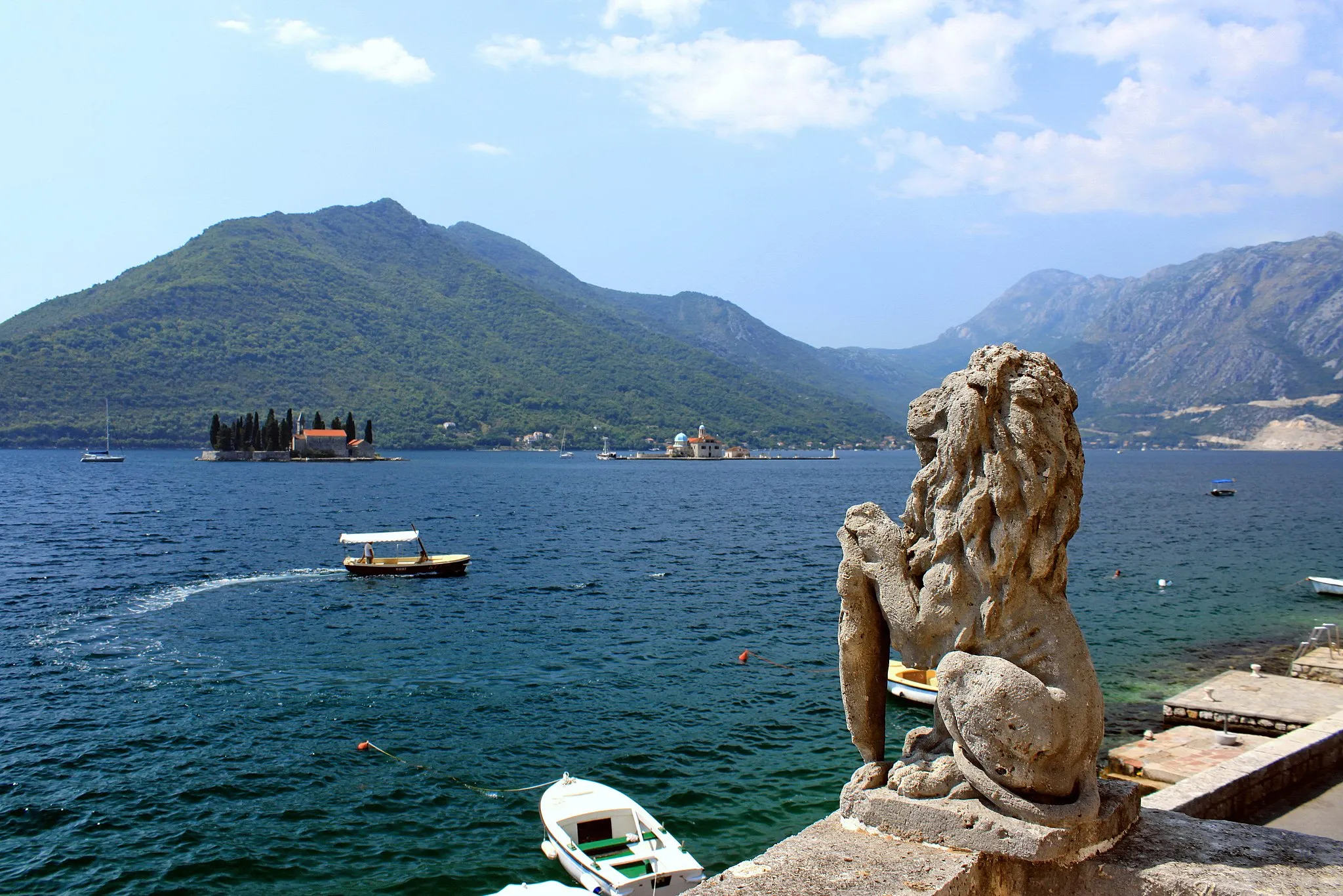 Photo showing: Stone lion and the Bay of Kotor. Perast, Montenegro.