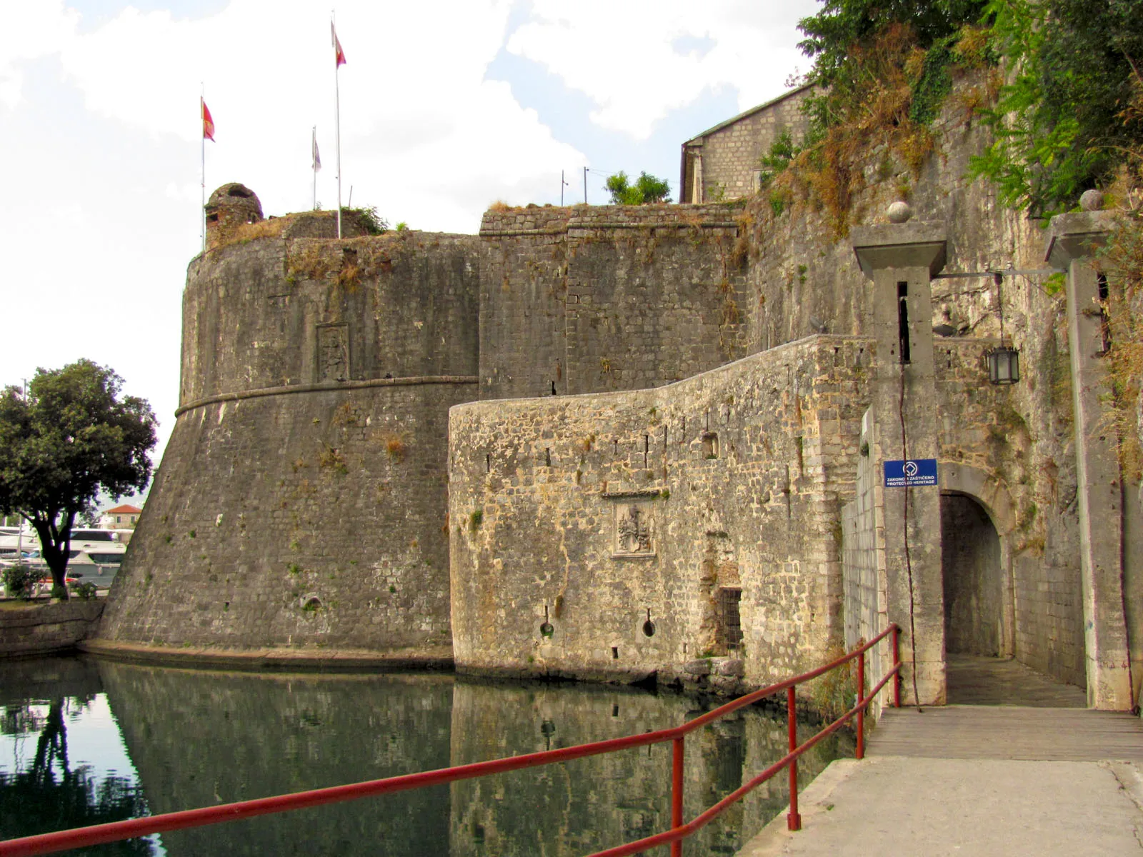 Photo showing: Southern entrance to Old Town in Kotor, Montenegro.