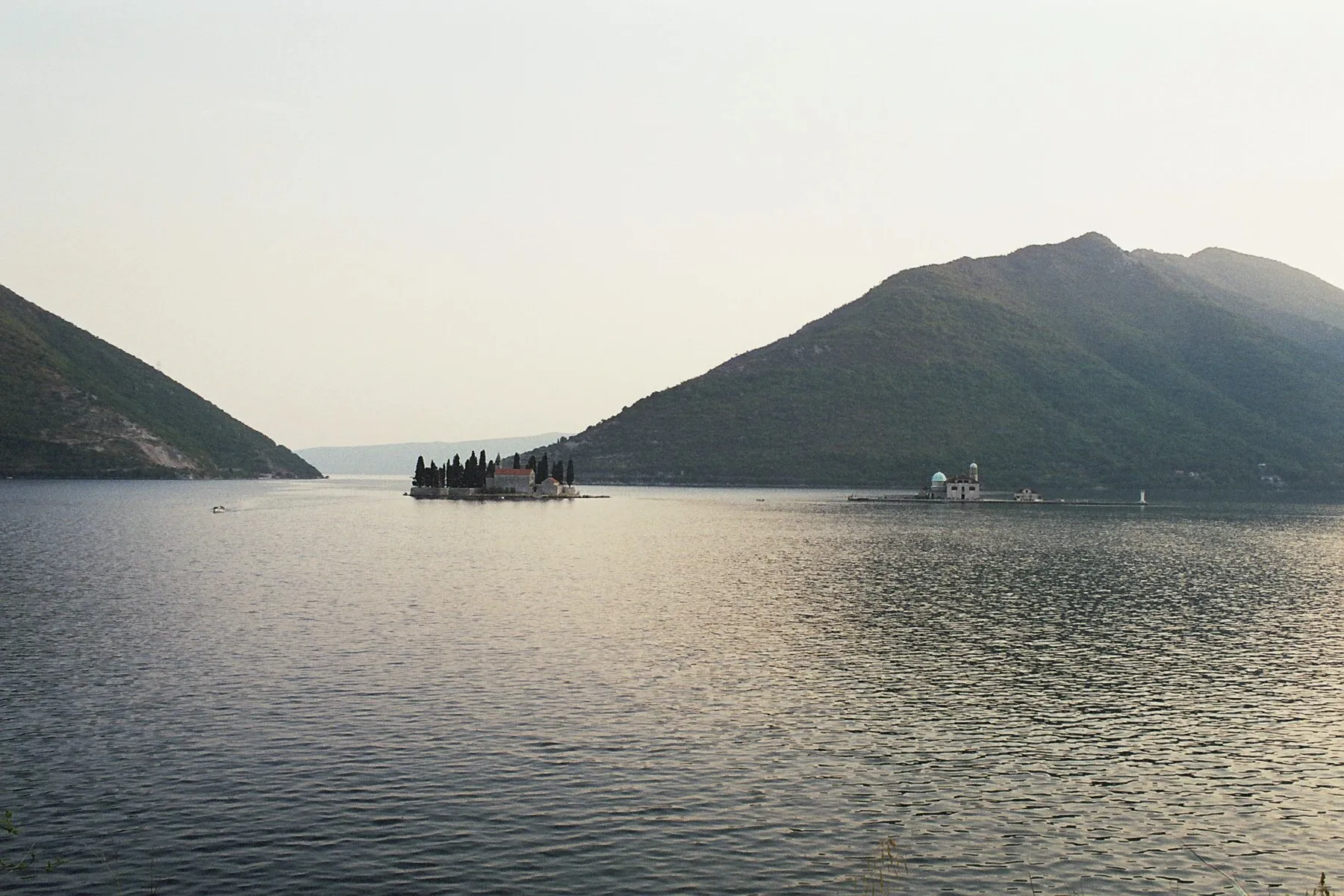 Photo showing: View of the two Perast islands, in the gulf of Kotor, Montenegro.