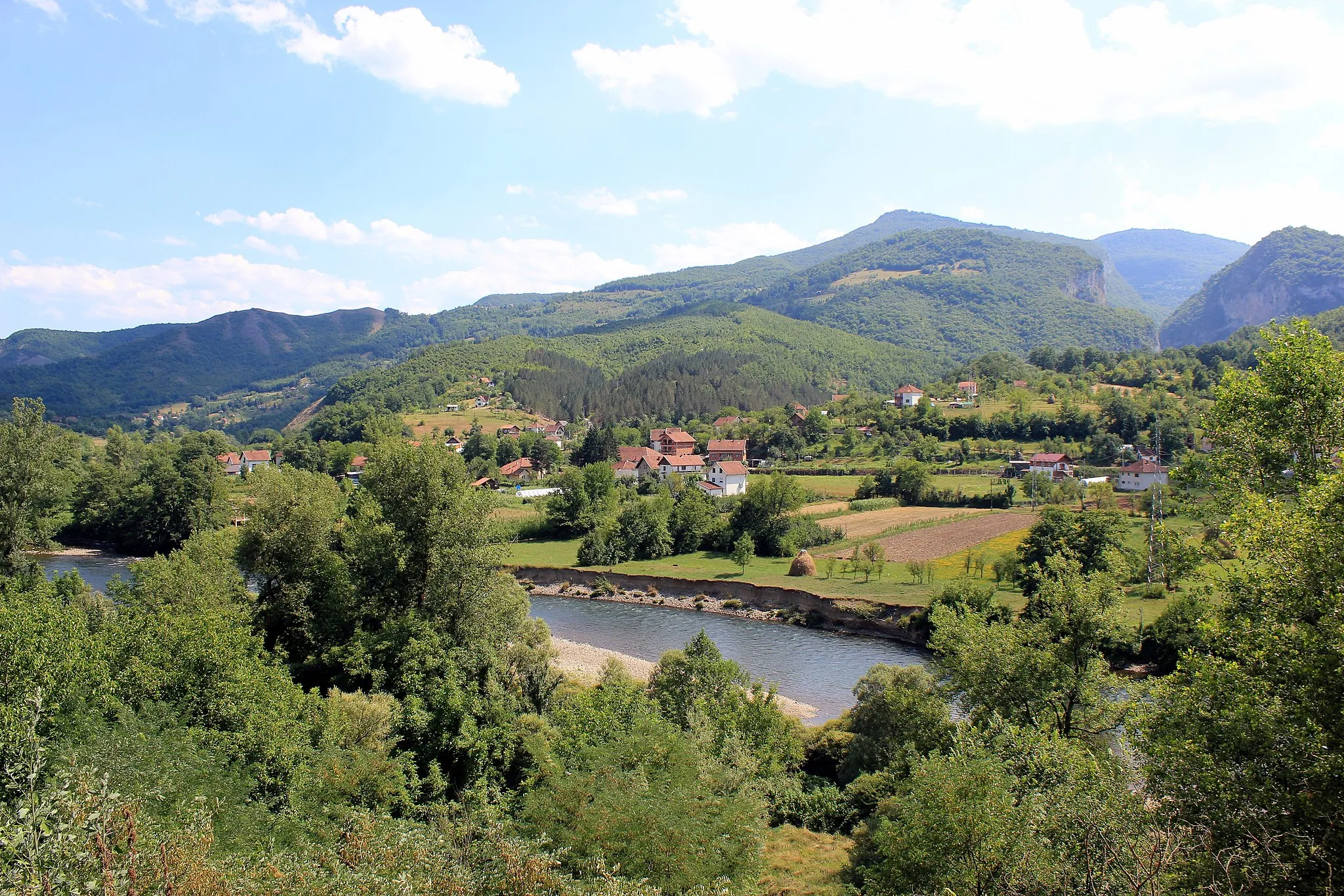 Photo showing: Der Lim bei Sjeverin, rechts Serbien, links Bosnien und Herzegowina.