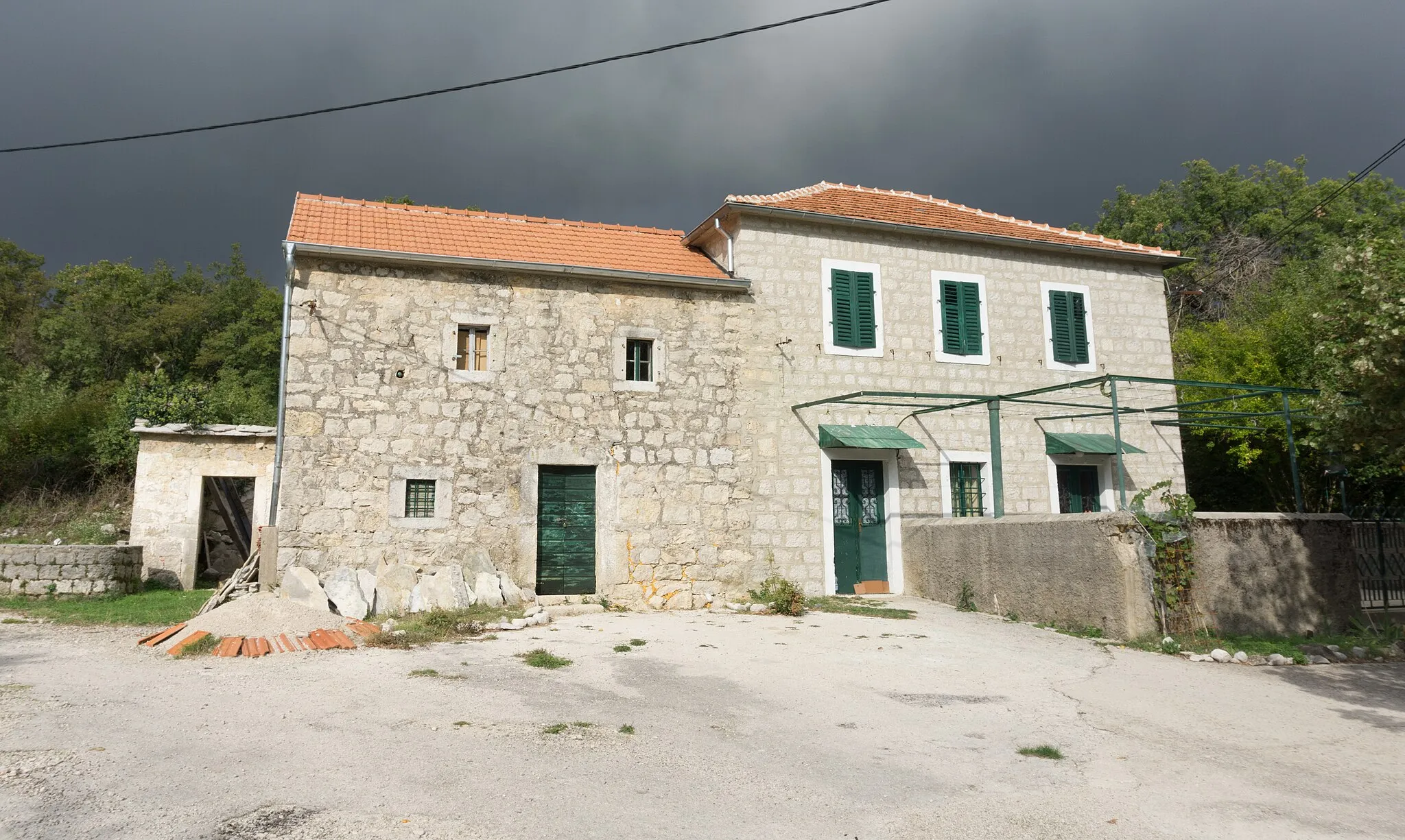 Photo showing: An old house in Kameno, Herceg Novi, Montenegro