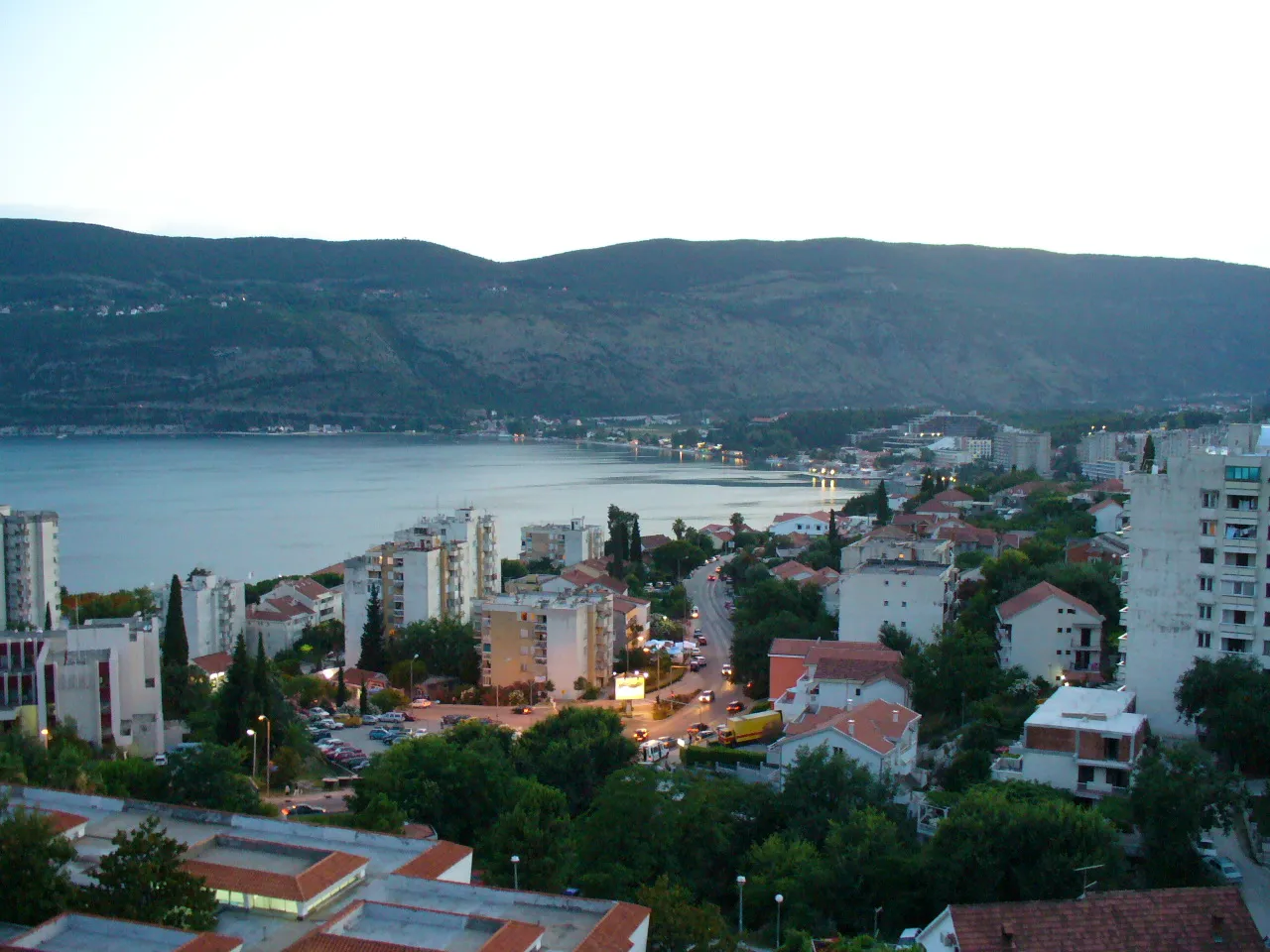 Photo showing: Sunset in Herceg Novi, 2007 Summer, Released to Wikipedia, GFDL.