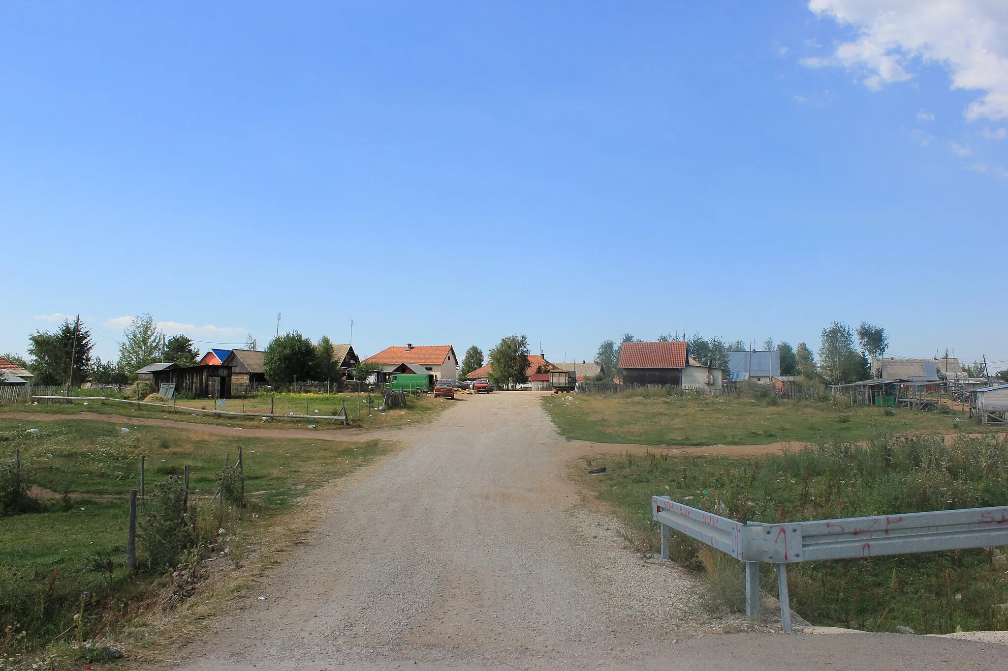 Photo showing: Das Dorf Karajukića Bunari südlich von Sjenica im Sandschak von Novi Pazar, Serbien.