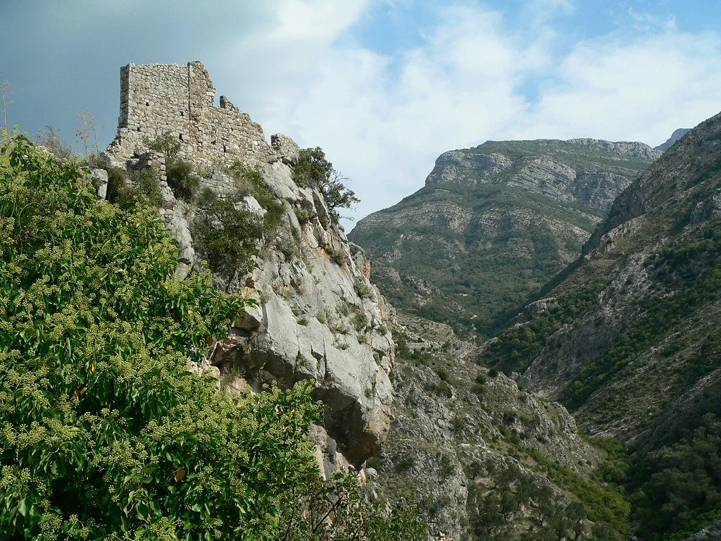 Photo showing: A fragment of the town walls of Stari Bar - currently a phantom town near Bar, Montenegro