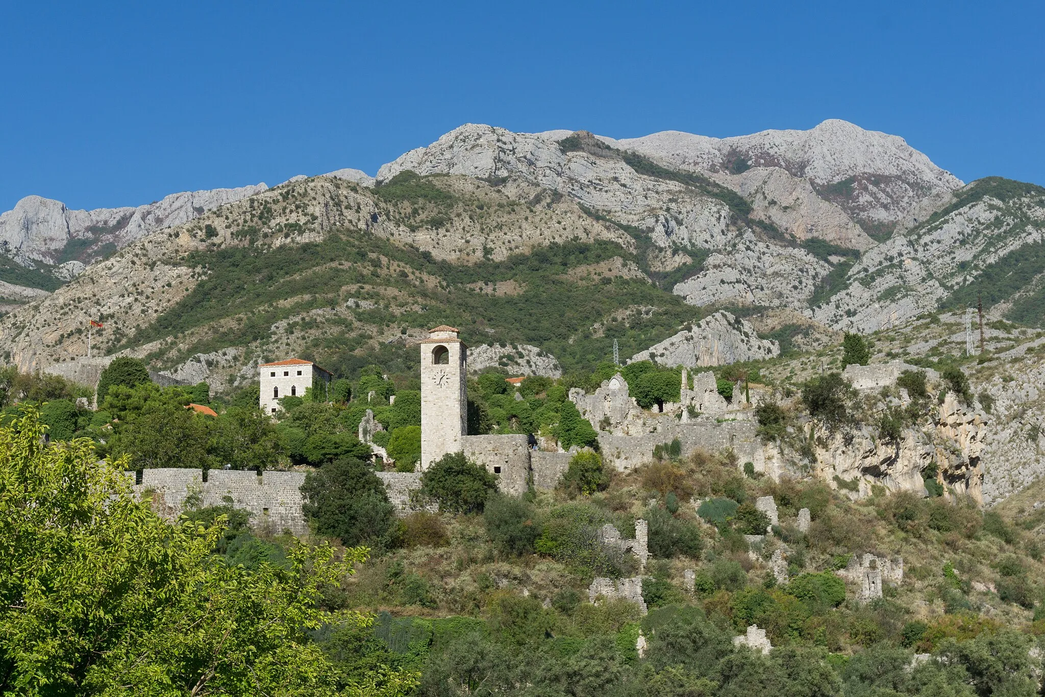 Photo showing: A castle in Stari Bar. A picture taken during hiking the Primorska Planinarska Transverzala (PPT; Mountaineering Coastal Transversal) in Montenegro
