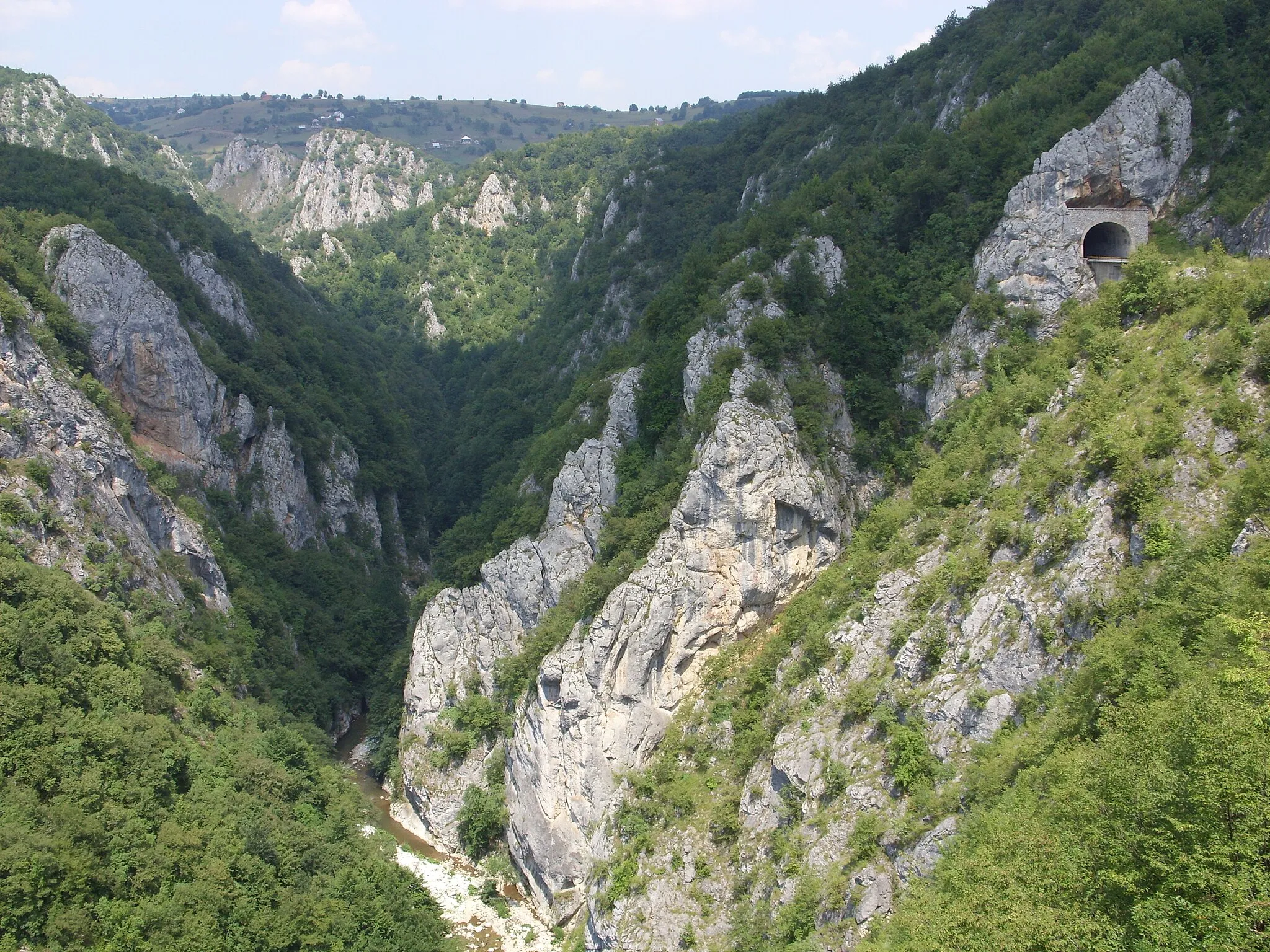 Photo showing: Canyon of Ibar River near Rožaje in East Montenegro.