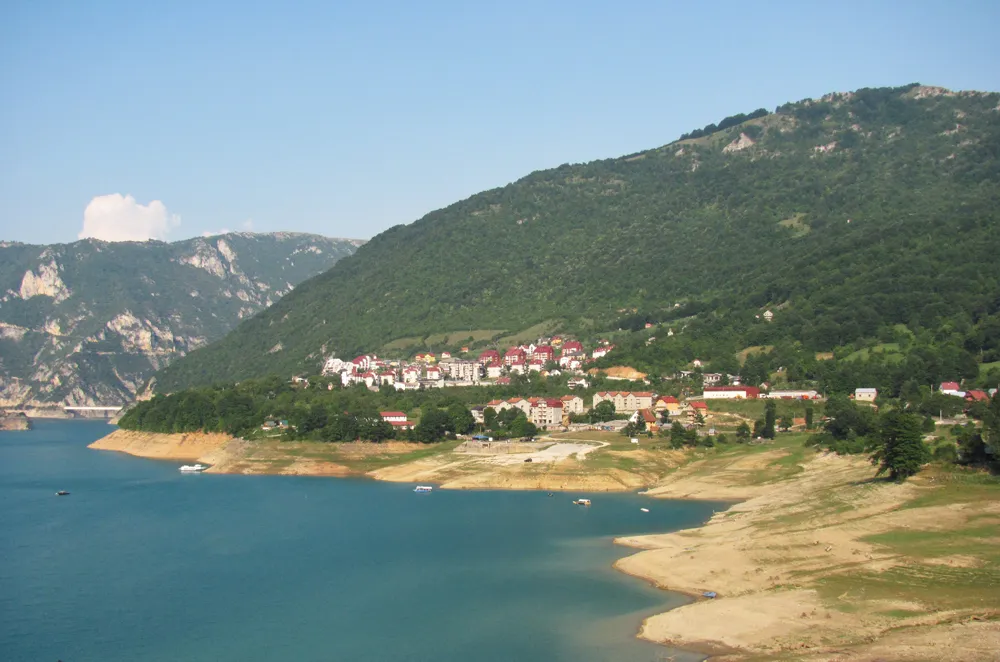 Photo showing: Pluzine town