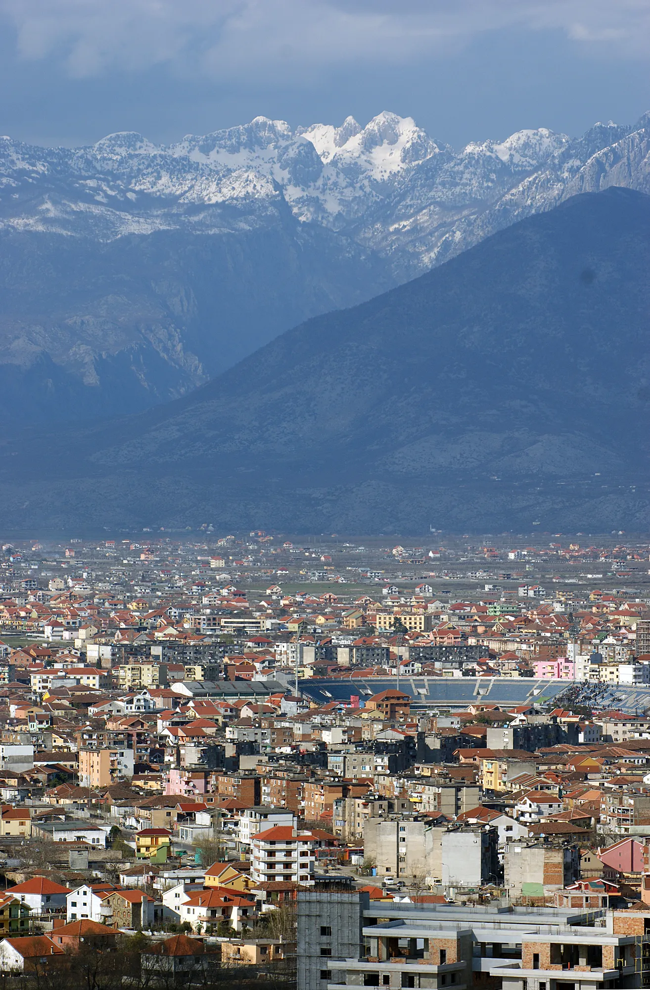 Photo showing: Albanian Alps seen from Shkodra. The city in front, Rjoll valley in the background.