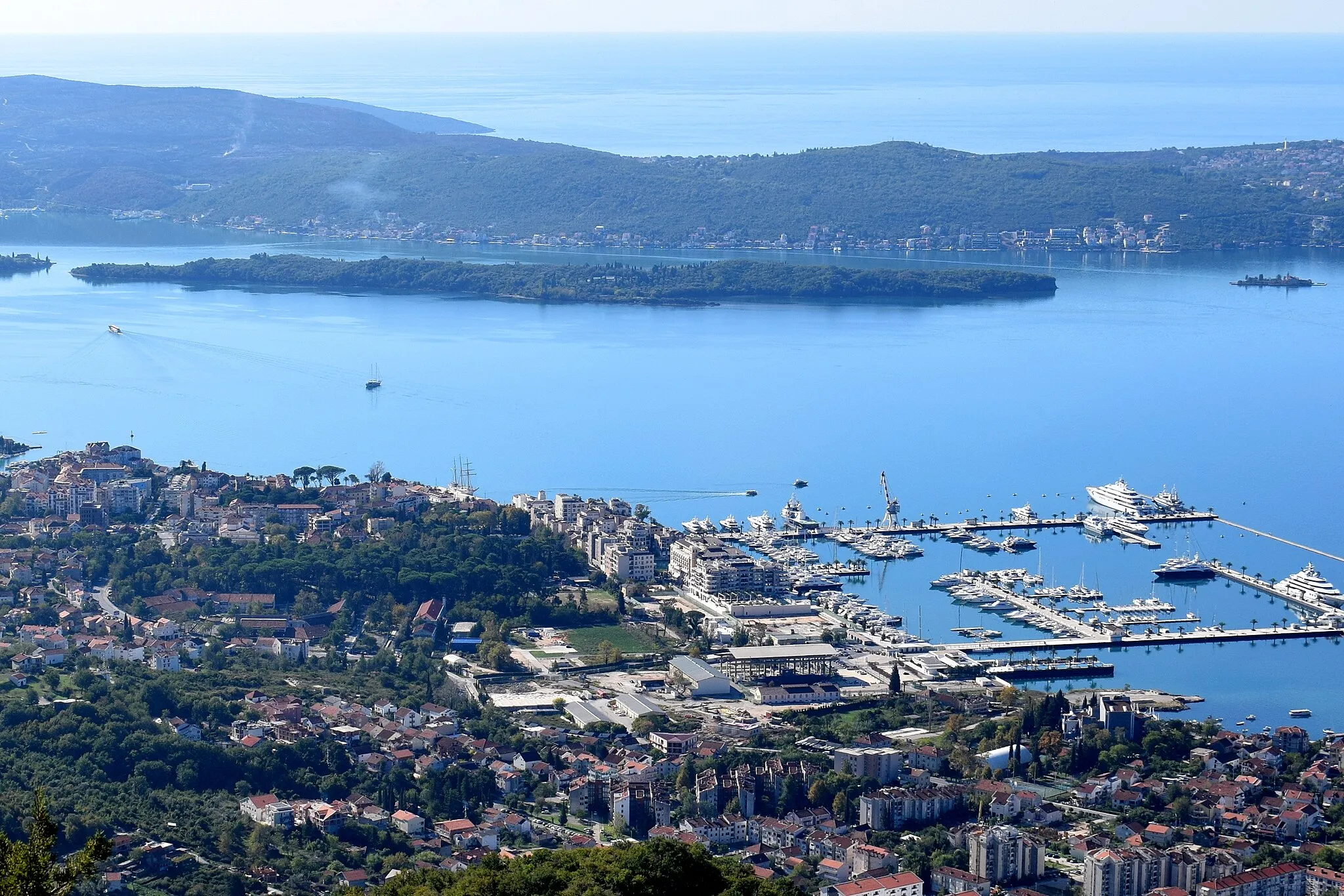 Photo showing: Blick auf die Bucht von Tivat mit den Inseln Sv. Marko und Gospa od Milosti, Montenegro.