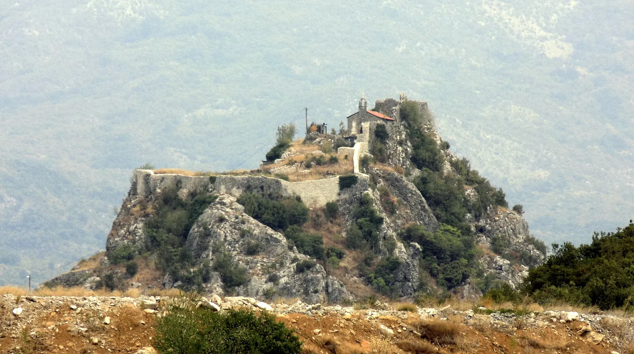 Photo showing: Remains of the ancient city of Meteon. In its place today is a church next to which is (in the acropolis) is buried famous Montenegrin military leader, politician and writer Marko Miljanov
