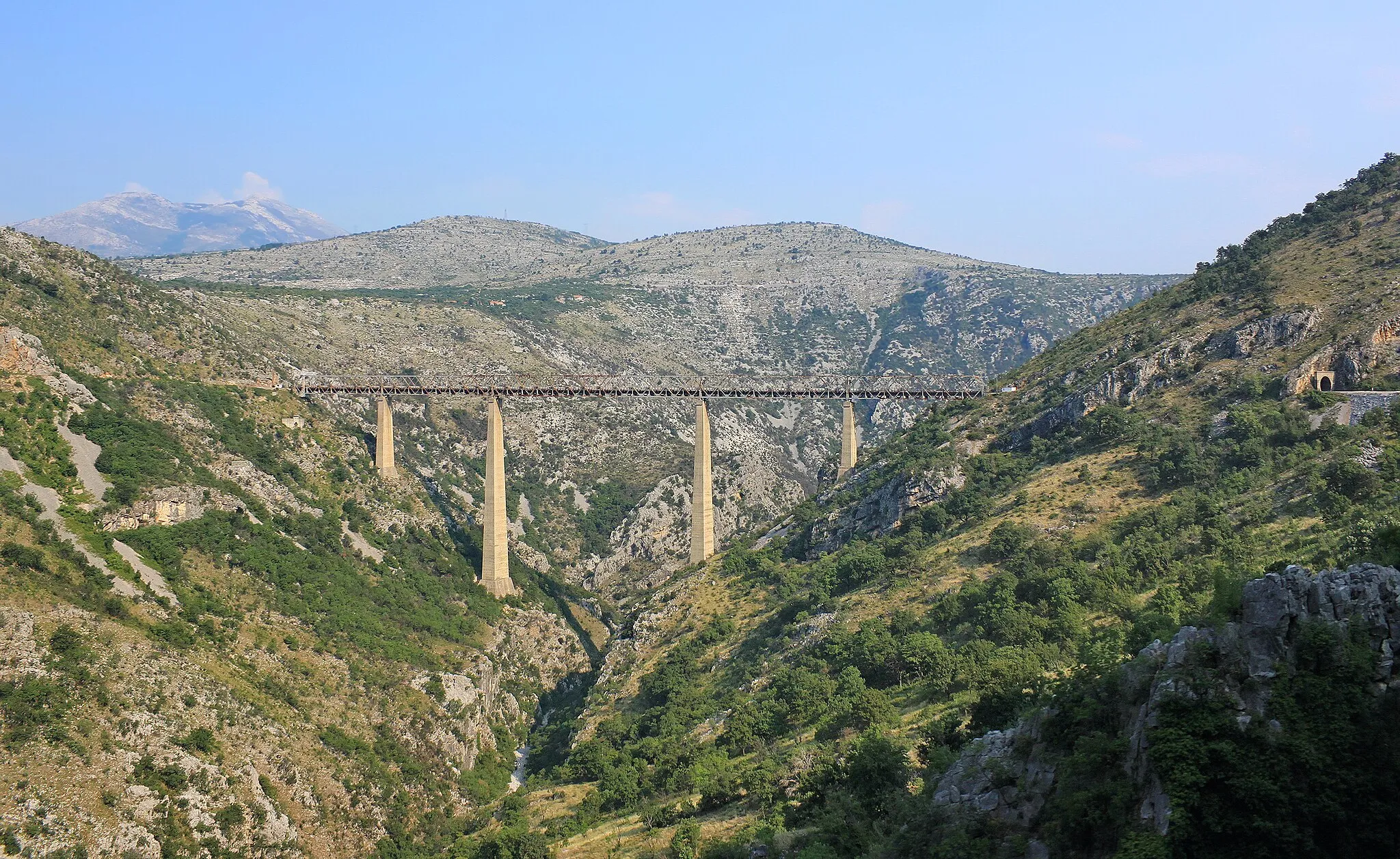 Photo showing: Views of Montenegro from the train on the Belgrade–Bar railway. The Mala Rijeka railway viaduct - the tallest railway viaduct in the world.