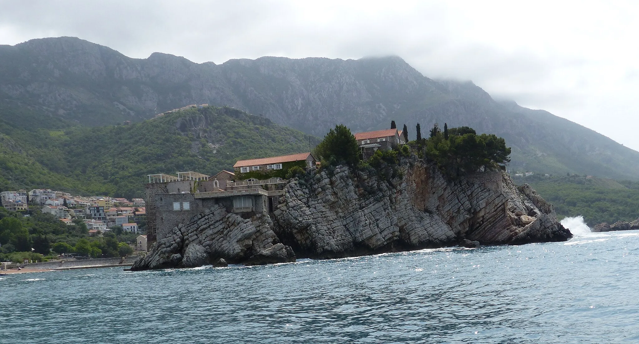 Photo showing: Budva ( Montenegro ). Saint Stephen island seen from the sea.
