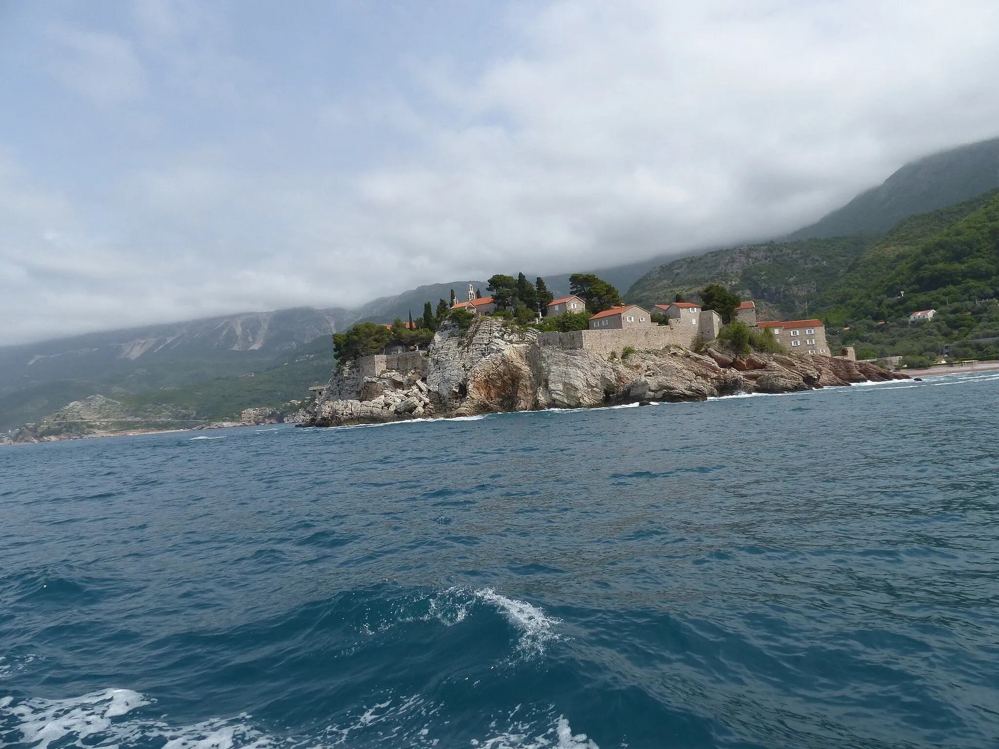 Photo showing: Budva ( Montenegro ). Saint Stephen island seen from the sea.