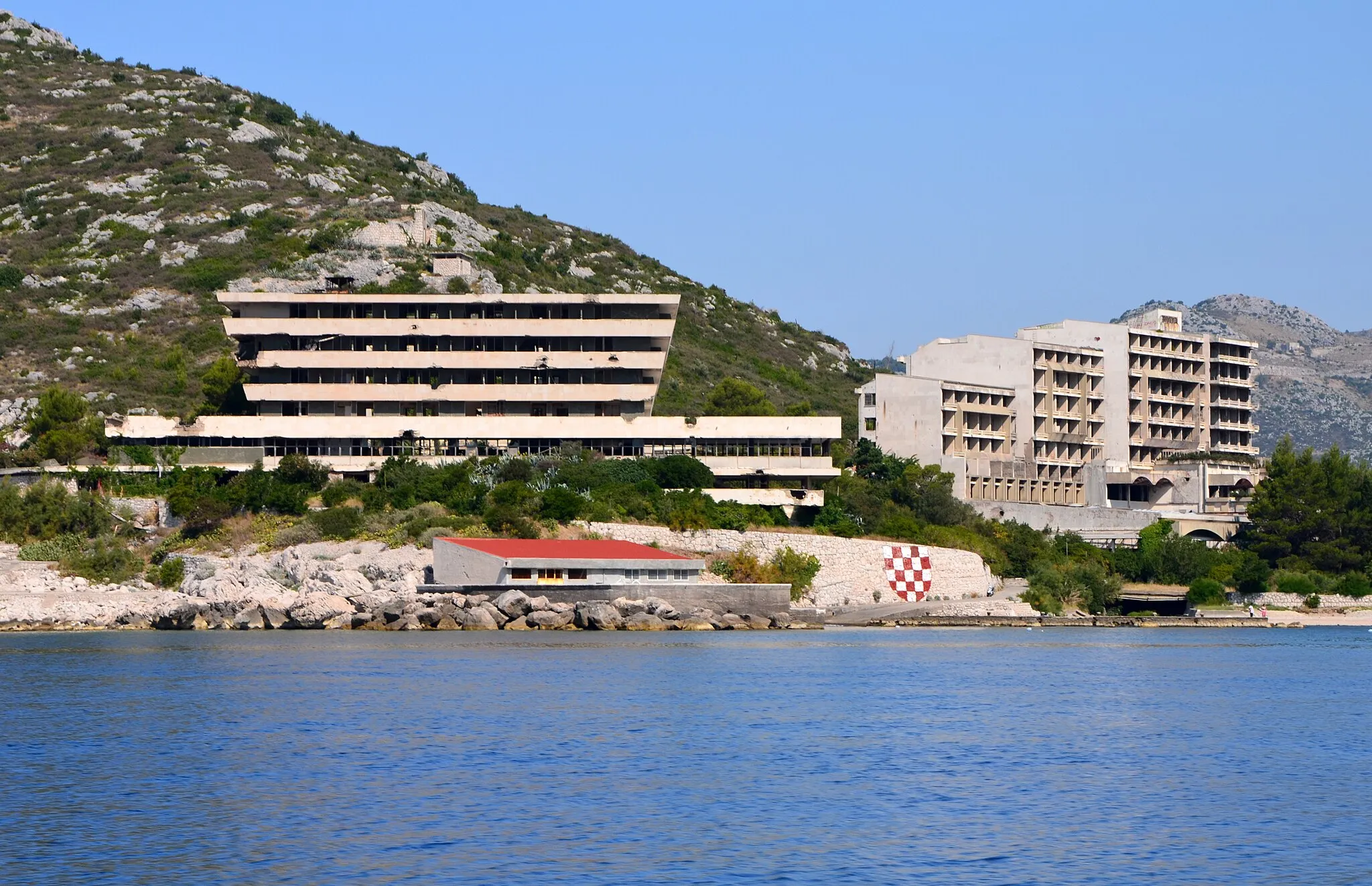 Photo showing: Hotels Pelegrin (on the left side) and Kupari (on the right side) in Kupari (Croatia), abandoned during the Croatian War of Independence, in 1991.