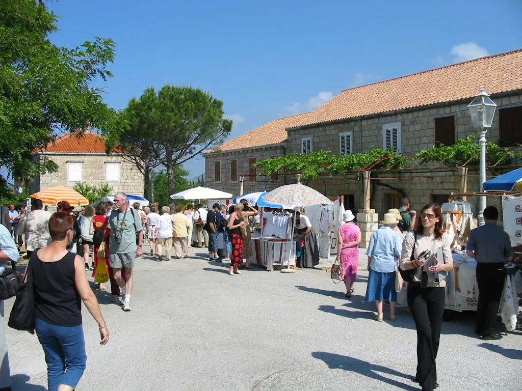 Photo showing: The lace market at Cilipi, Croatia. In conjunction with the folk dancing, this is a weekend event during tourist season.