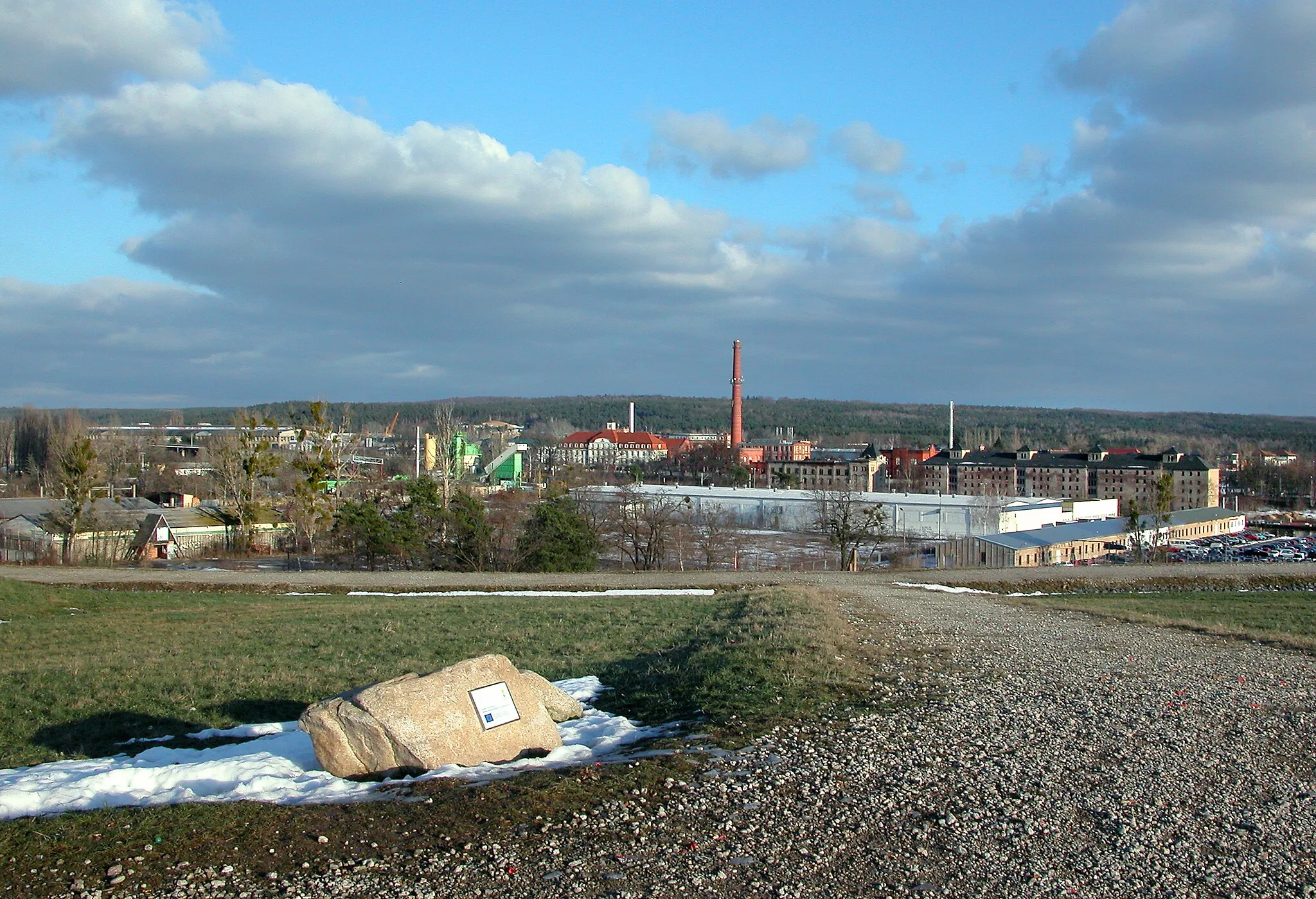 Photo showing: 24.01.2009  01099  Dresden-Albertstadt: Sicht vom Aussichtspunkt Hellerblick (GMP: 51.085460,13.754195) auf dem parkähnlich gestalteten Trümmeberg der vormaligen Hausmüll- und Bauschuttdeponie Proschhübelstraße (ab 2011 wieder Fabricestraße). Der Blick geht nach Osten zu der weißen Gewerbehalle der Firma Fenthol & Sandtmann, Magazinstraße 17. Dahinter, etwas rechts, stehen die mehrgeschossigen alten Magazingebäude der einstigen Königlich-Sächsischen Heeresbäckerei am nördlichen Ende  der Elisabeth-Boer-Straße. Das Gebäude am rechten Rand mit den 4 Dachhutzen wird demnächst zum Außenlager des Dresdner Stadtarchivs umgebaut. Das bauartgleiche Gebäude links davon ist die vormalig Garnisonsbäckerei, die in einigen Jahren von der Firma Novaled genutzt werden wird. Links davon markiert der Klinkerschornstein das Heizkraftwerk Nord an der Melitta-Bentz-Straße. Links der Bildmitte mit den grünen Technikbauten befindes sich die Firma BHA Asphaltmischwerke Dresden, Magazinstraße 6.
[DSCN35418.TIF]20090124130DR.JPG(c)Blobelt