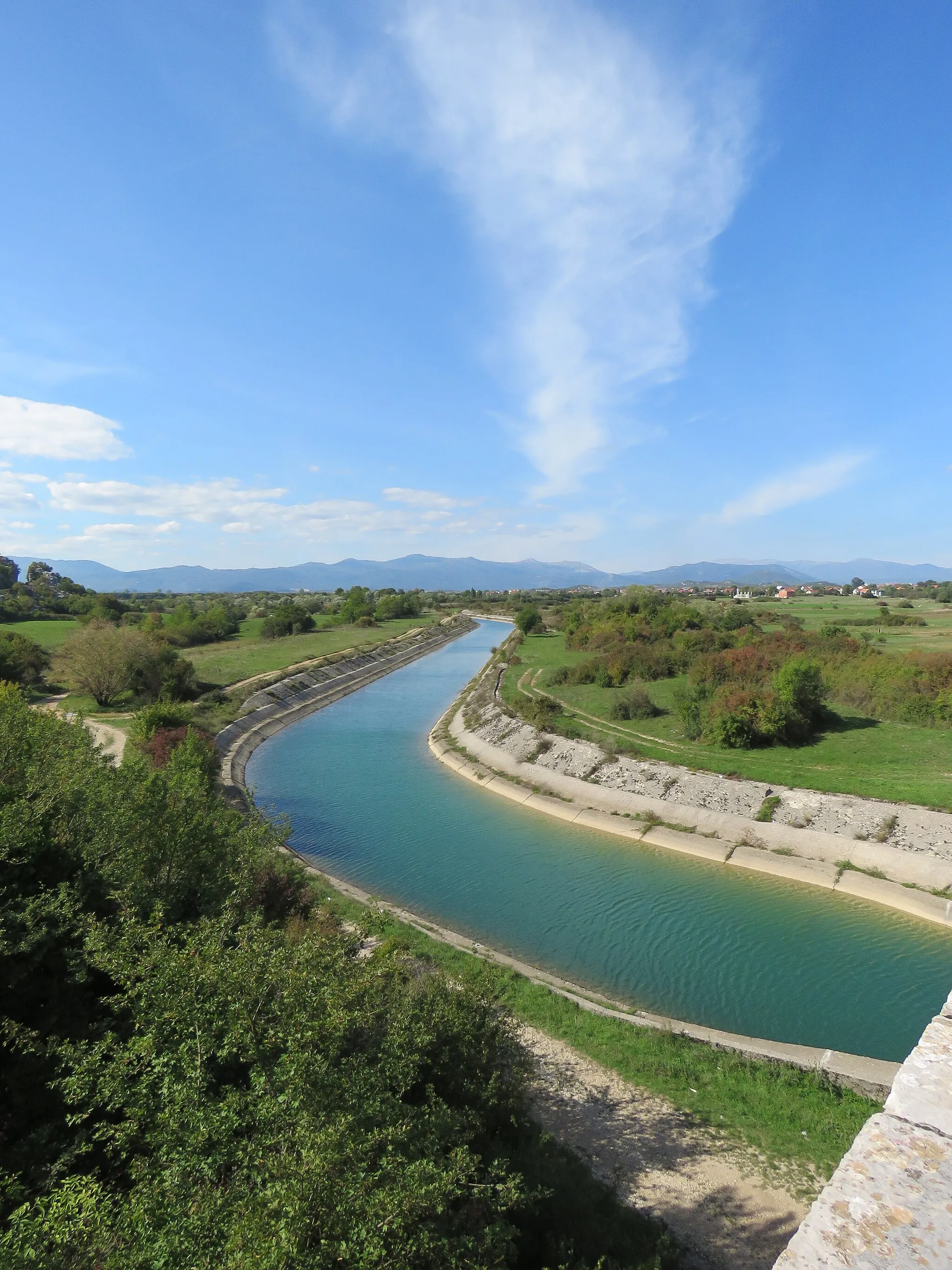 Photo showing: The Zeta River at Carev most, Nikšić, Montenegro. The view is from the bridge to the west.