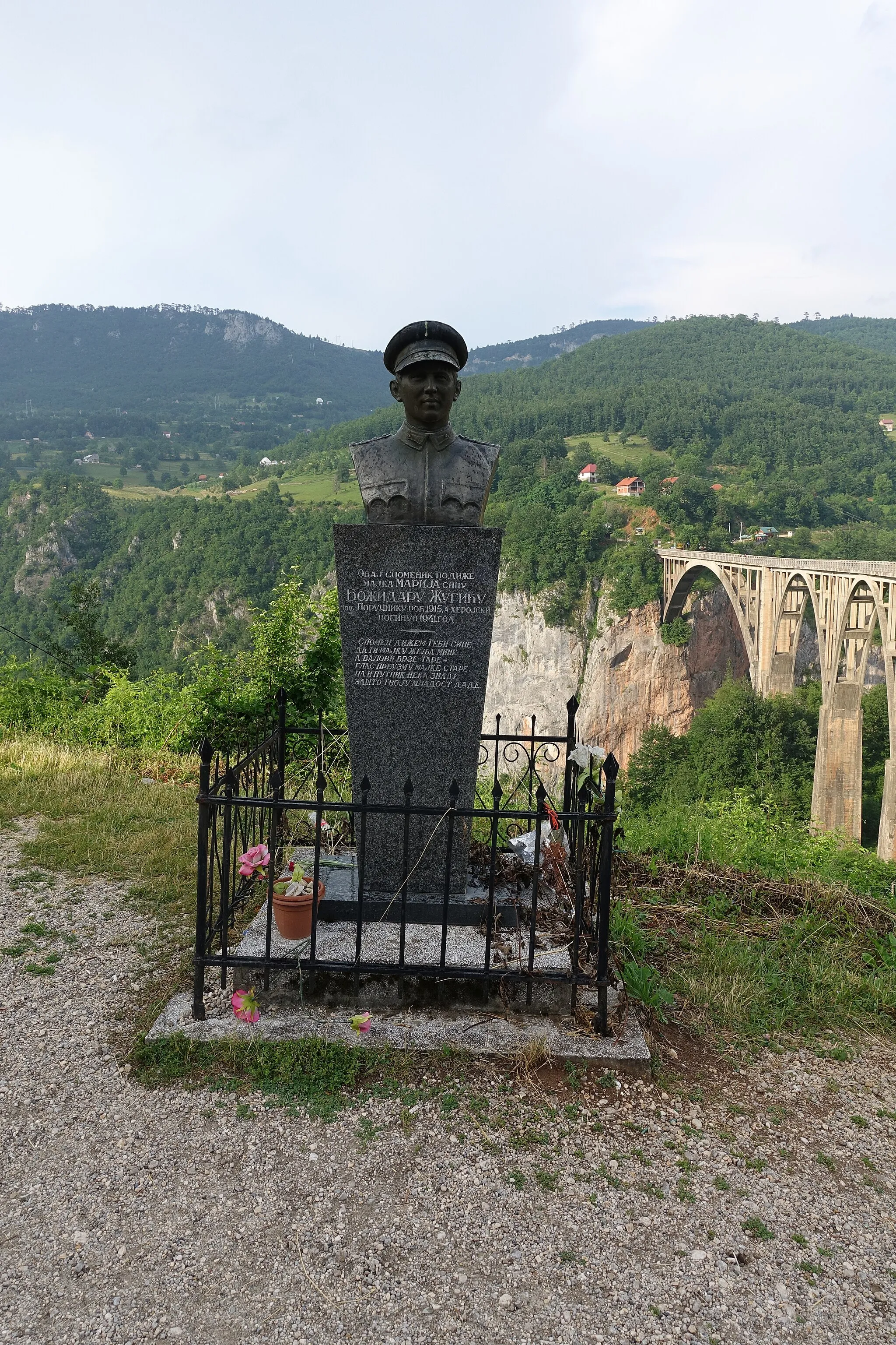 Photo showing: Memorial at the Đurđevića Tara Bridge, Montenegro