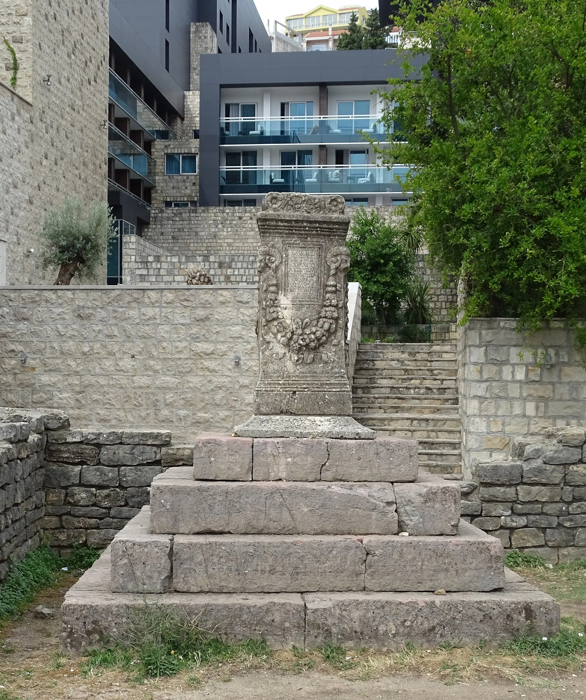 Photo showing: Roman tombstone on the so-called Roman Necropolis at Budva, Montenegro.