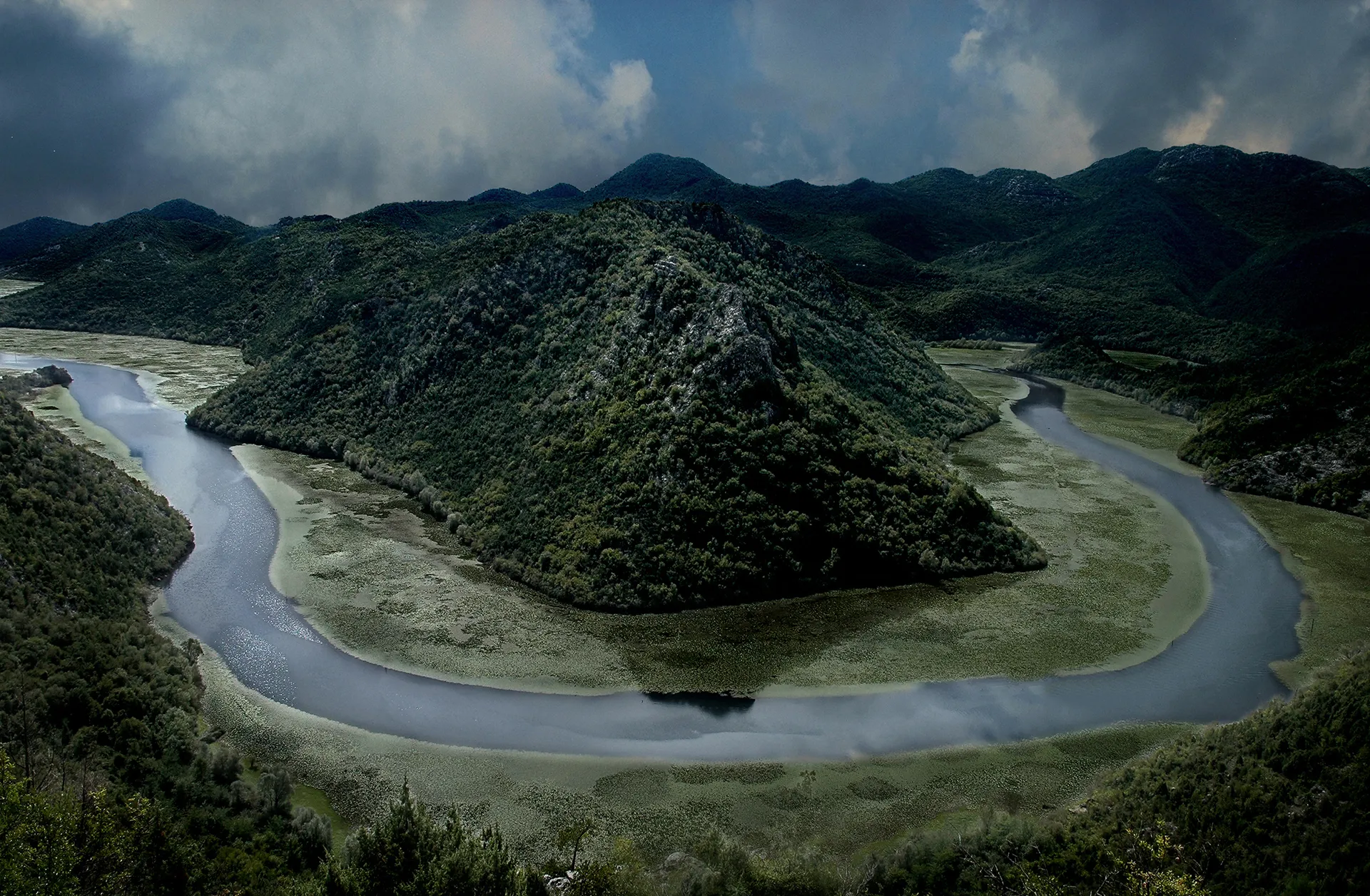 Photo showing: River Rijeka Crnojevica is forming a horseshoe close to Skadar Lake. It is one of the most beautiful viewpoints in Montenegro.