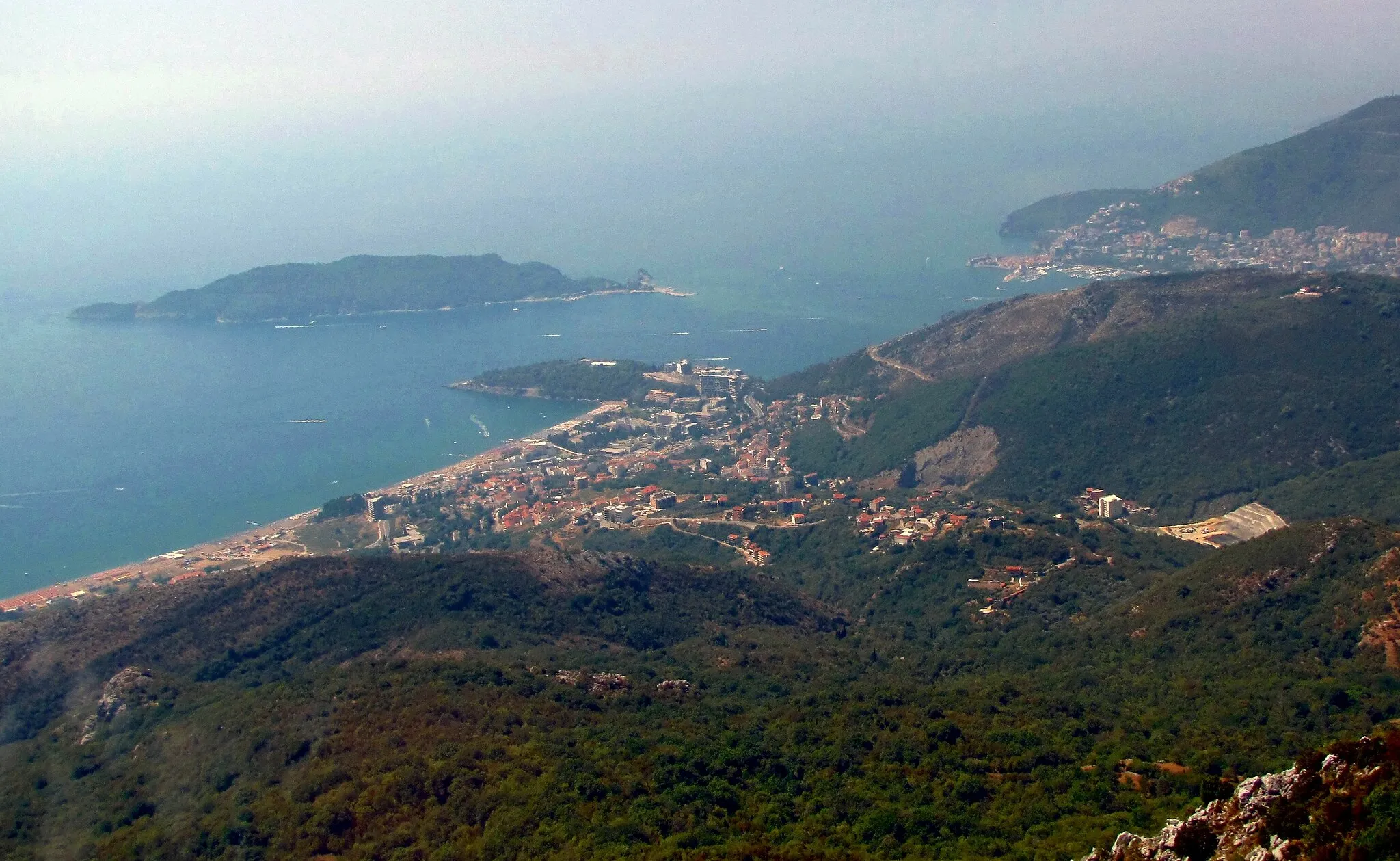 Photo showing: Panorama of Budva-Bečići. Панорама побережья Будва-Бечичи.