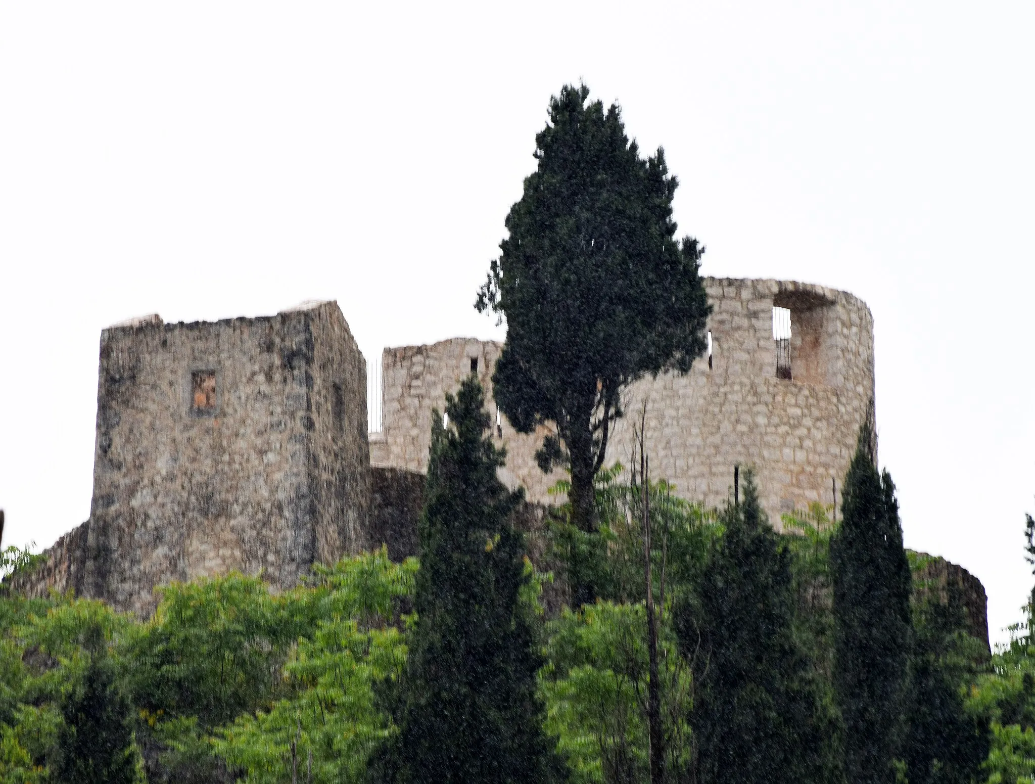 Photo showing: Besac fortress on the hill above Virpazar (Montenegro), Restored 2013.