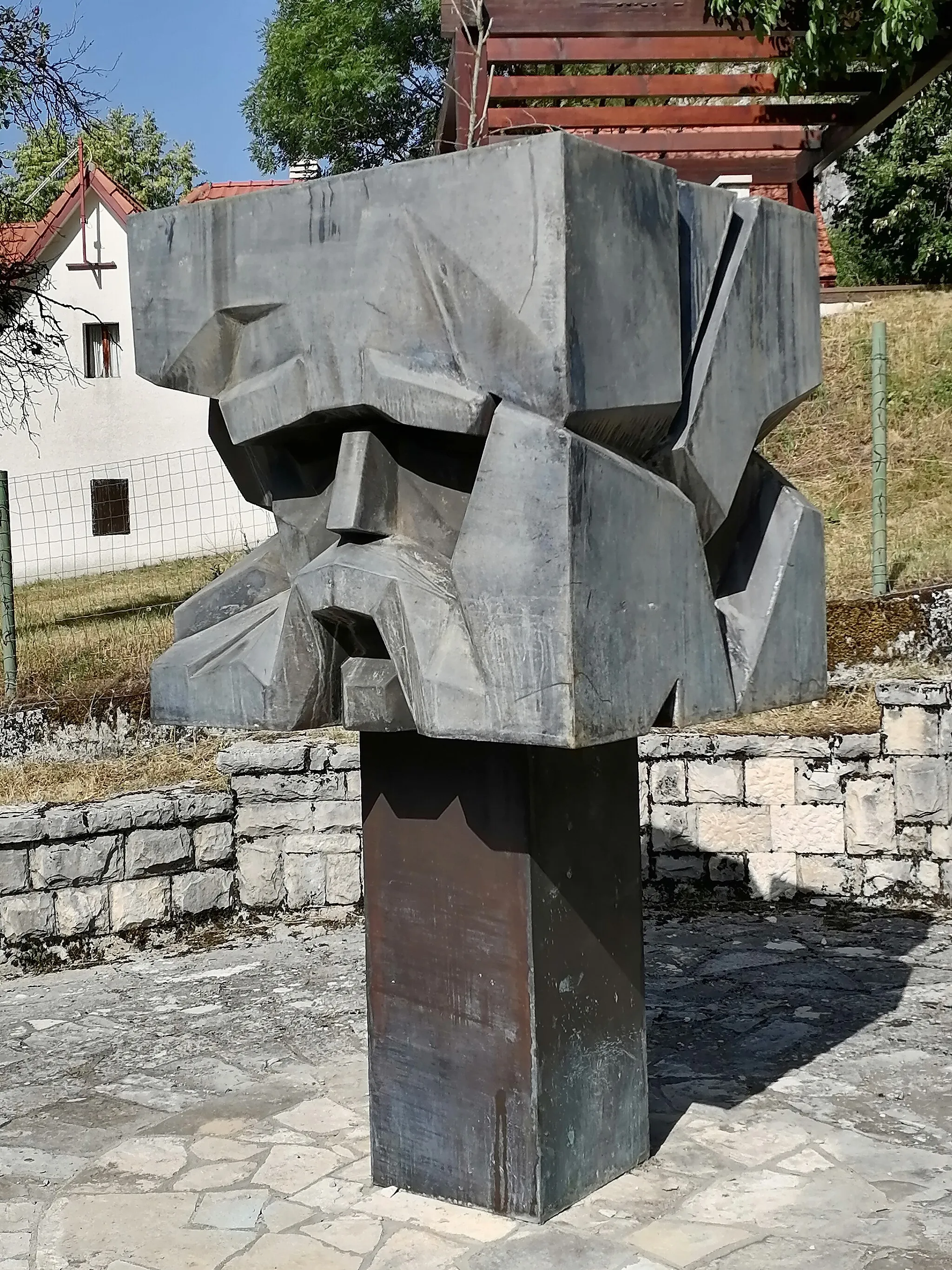 Photo showing: Свјетлопис споменика Вука Караџића у Петњици код Шавника.