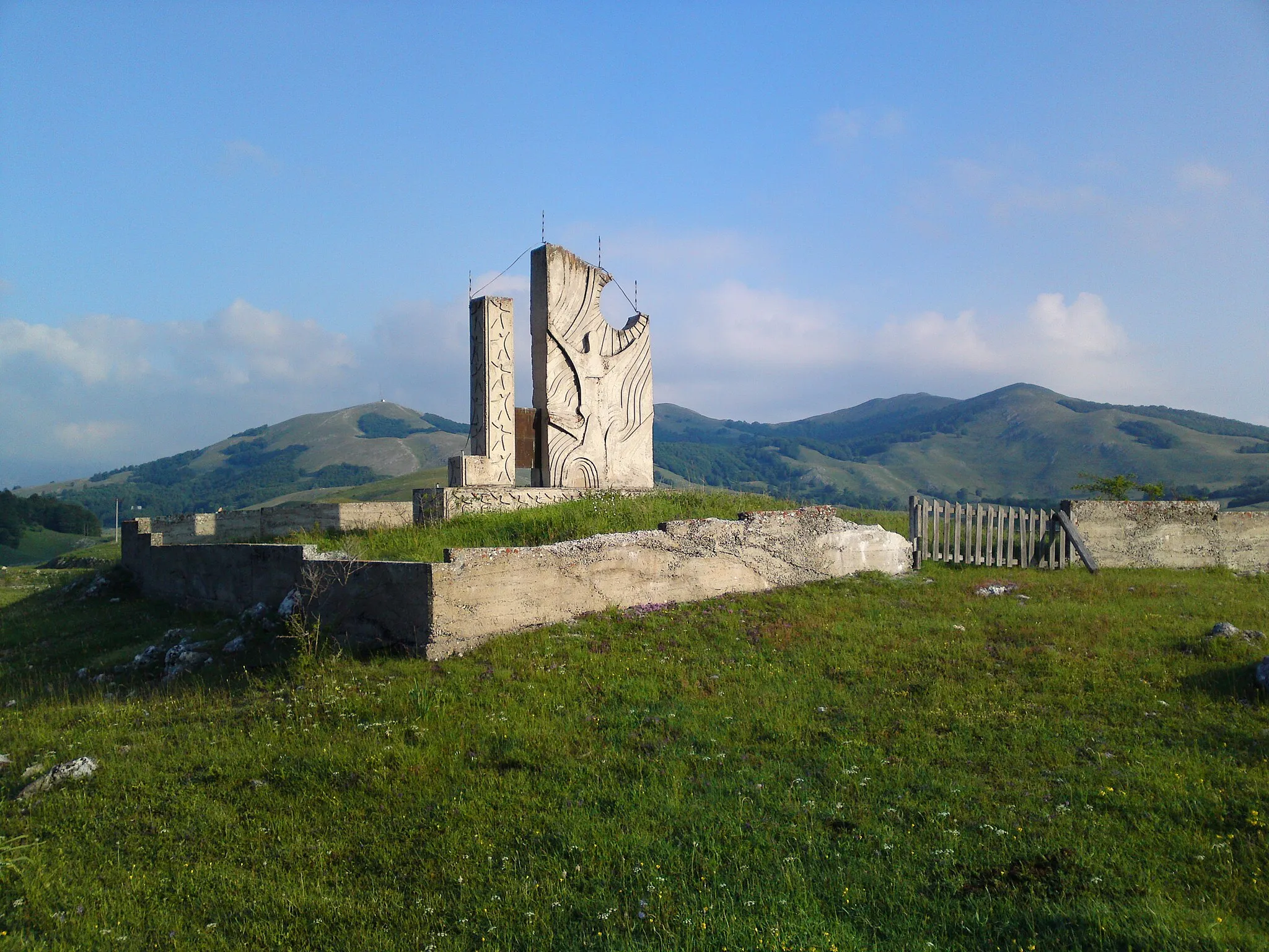 Photo showing: War Memorial Trsa