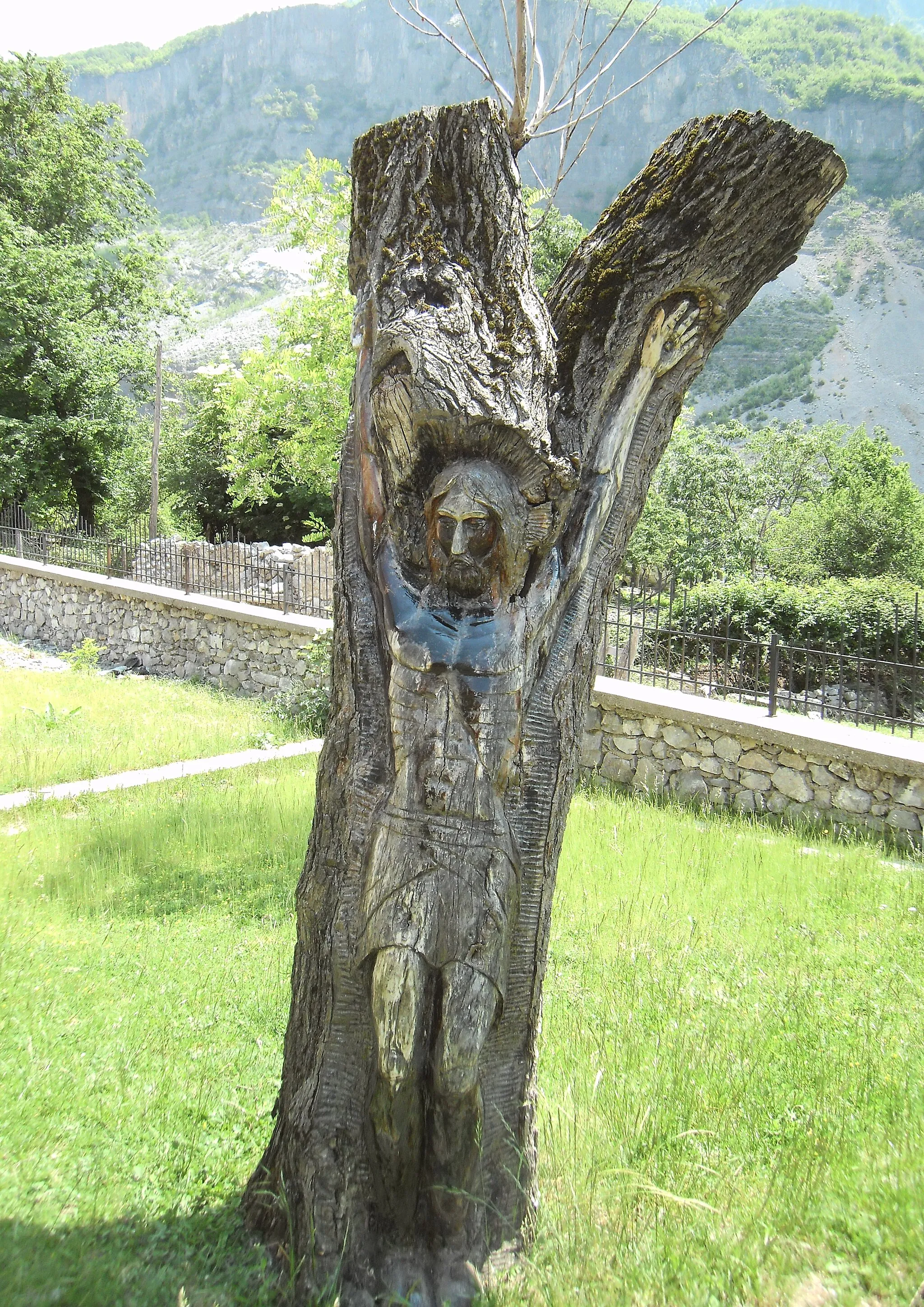 Photo showing: Hölzernes Christus-Relief vor Kirche von Selce, Albania