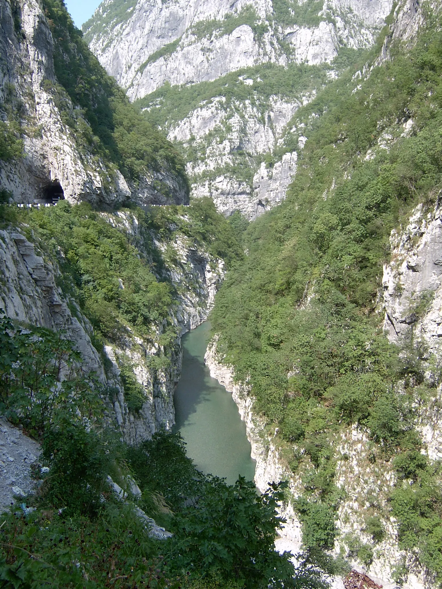 Photo showing: Kanjon reke Morače, Montenegro, 2003/08/05