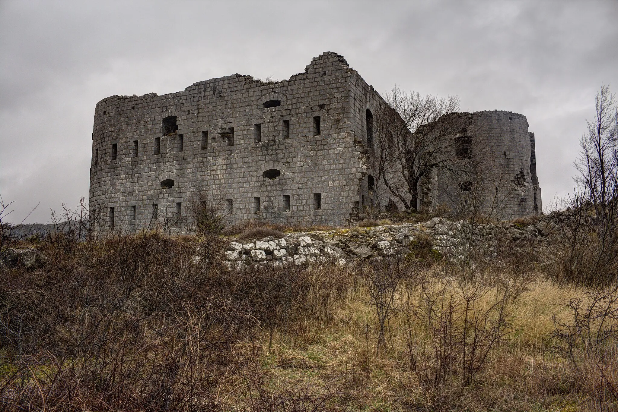 Photo showing: View of west side of Fort Kosmač