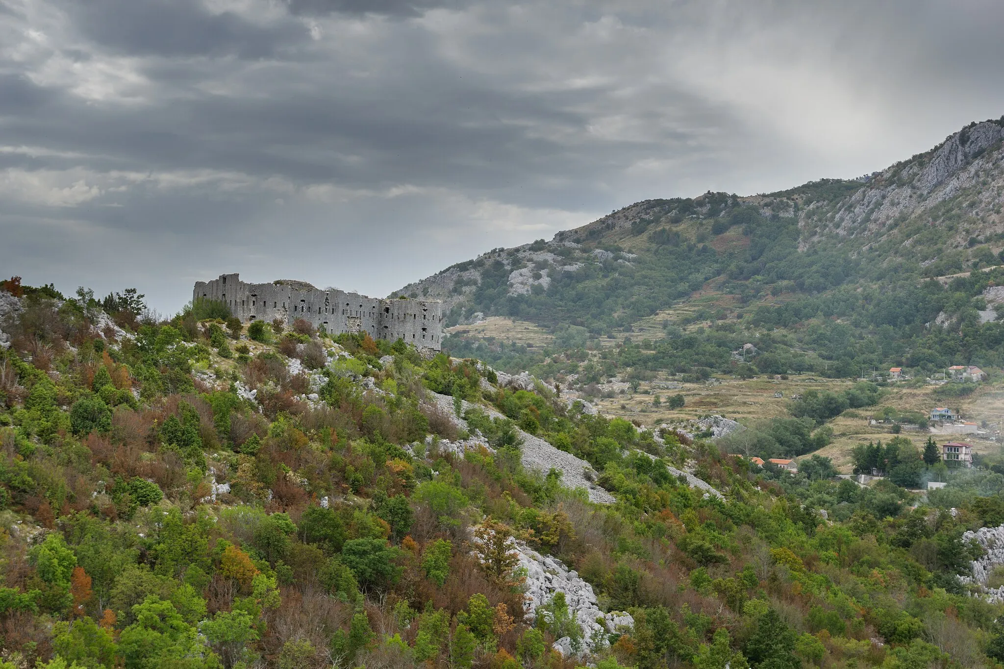 Photo showing: Fort Kosmač, Brajići. Picture taken during hiking the Primorska Planinarska Transverzala (PPT; Mountaineering Coastal Transversal) in Montenegro