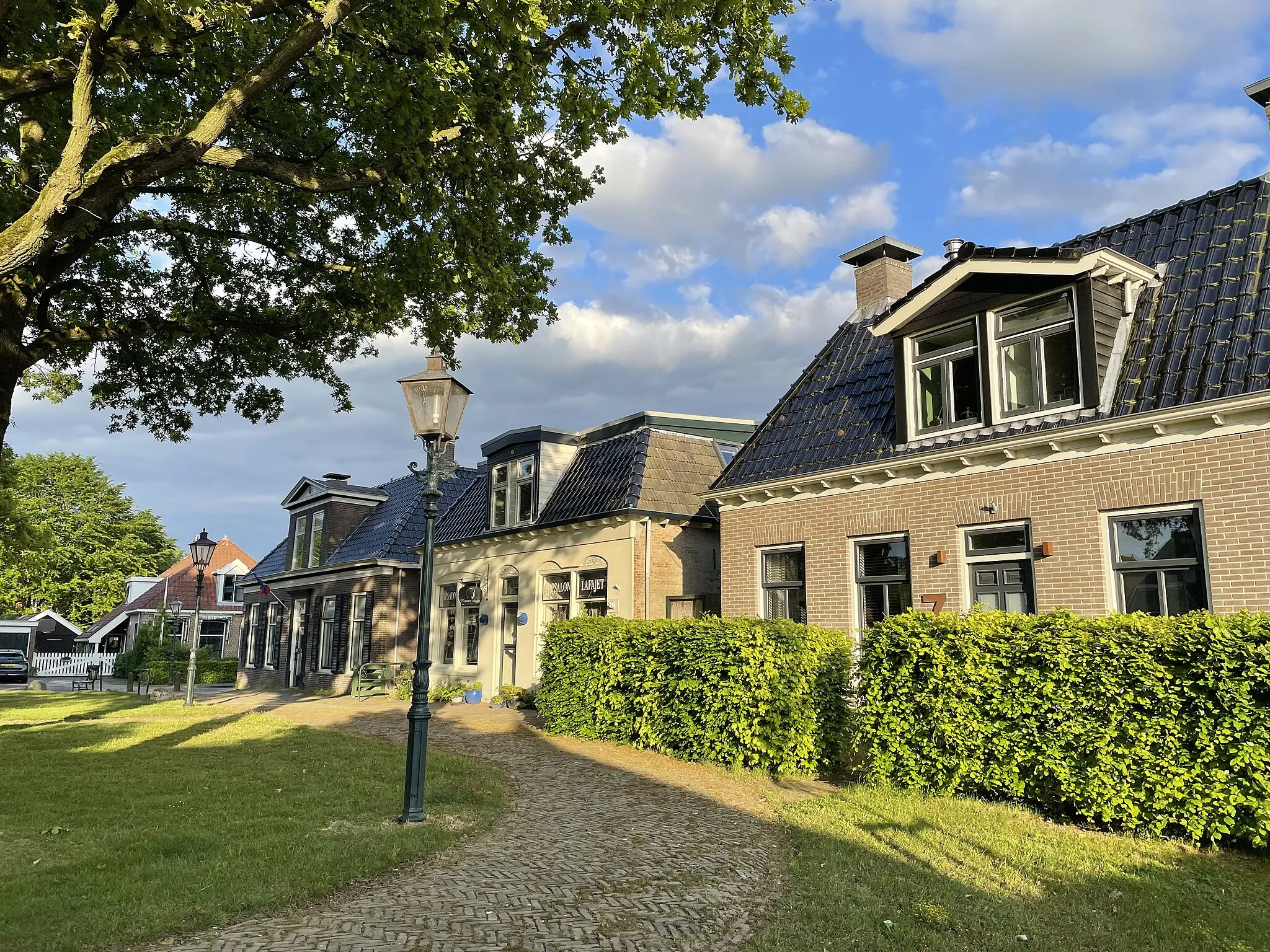 Photo showing: The Brink (village green) in Makkinga (Friesland, Netherlands).