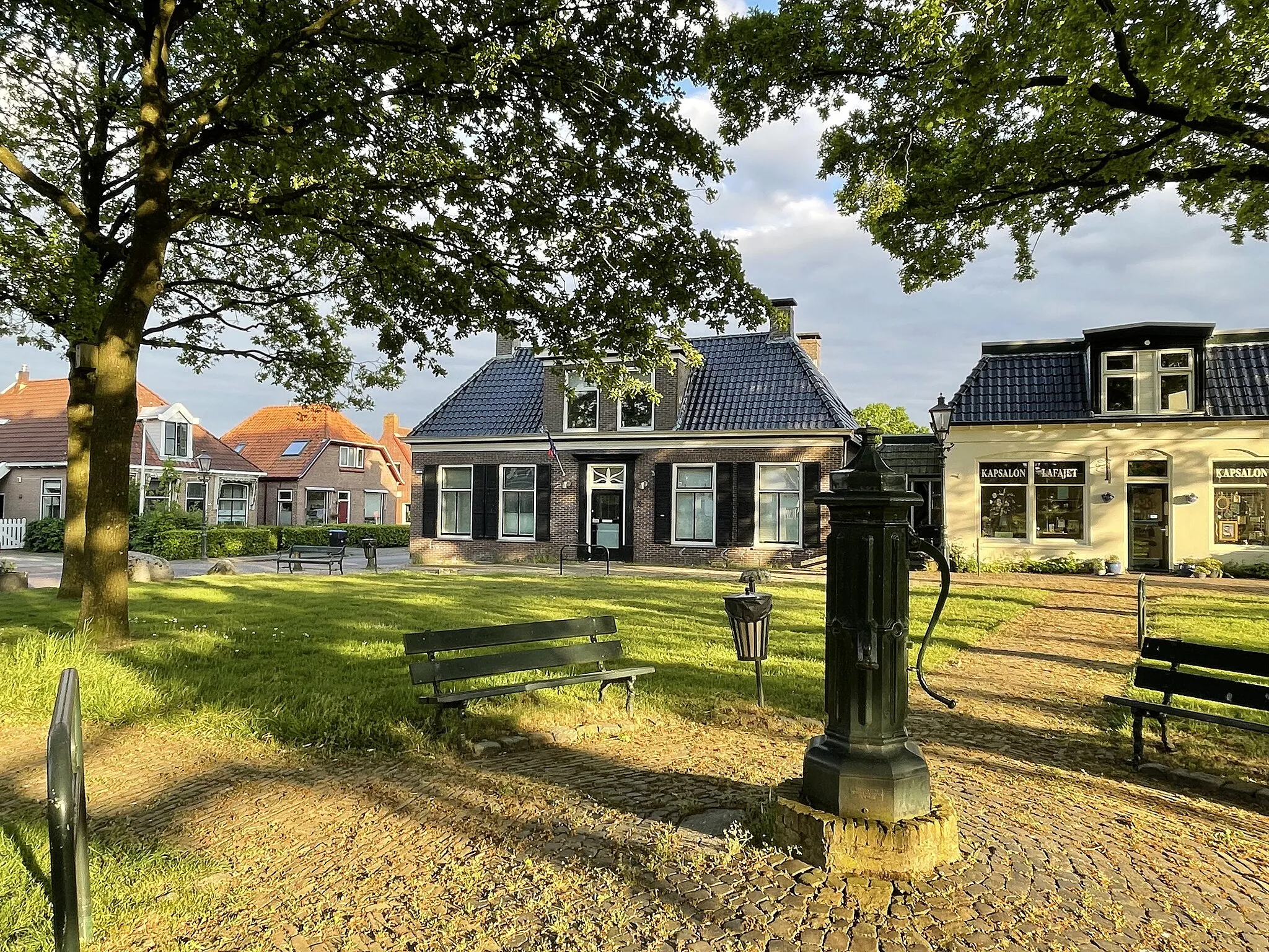 Photo showing: The Brink (village green) in Makkinga (Friesland, Netherlands).