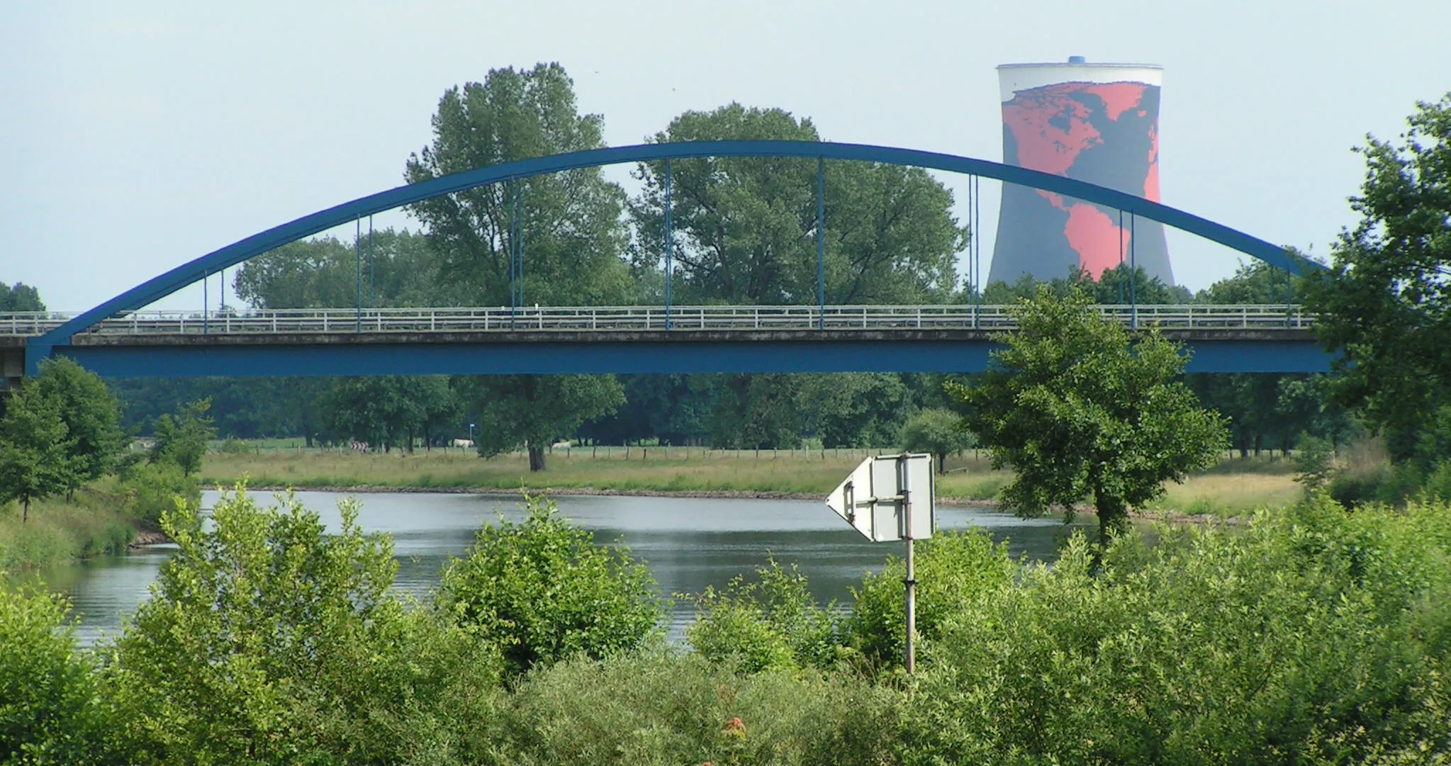 Photo showing: Emsbrücke in Haren; im Hintergrund der Kühlturm des ehemaligen Gaskraftwerks Hüntel